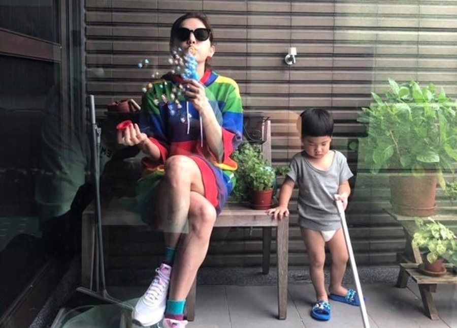 Ella穿上彩虹連身裙在臉書PO文祝賀希望同志們都有情人終成眷屬。（翻攝自Ella臉書）