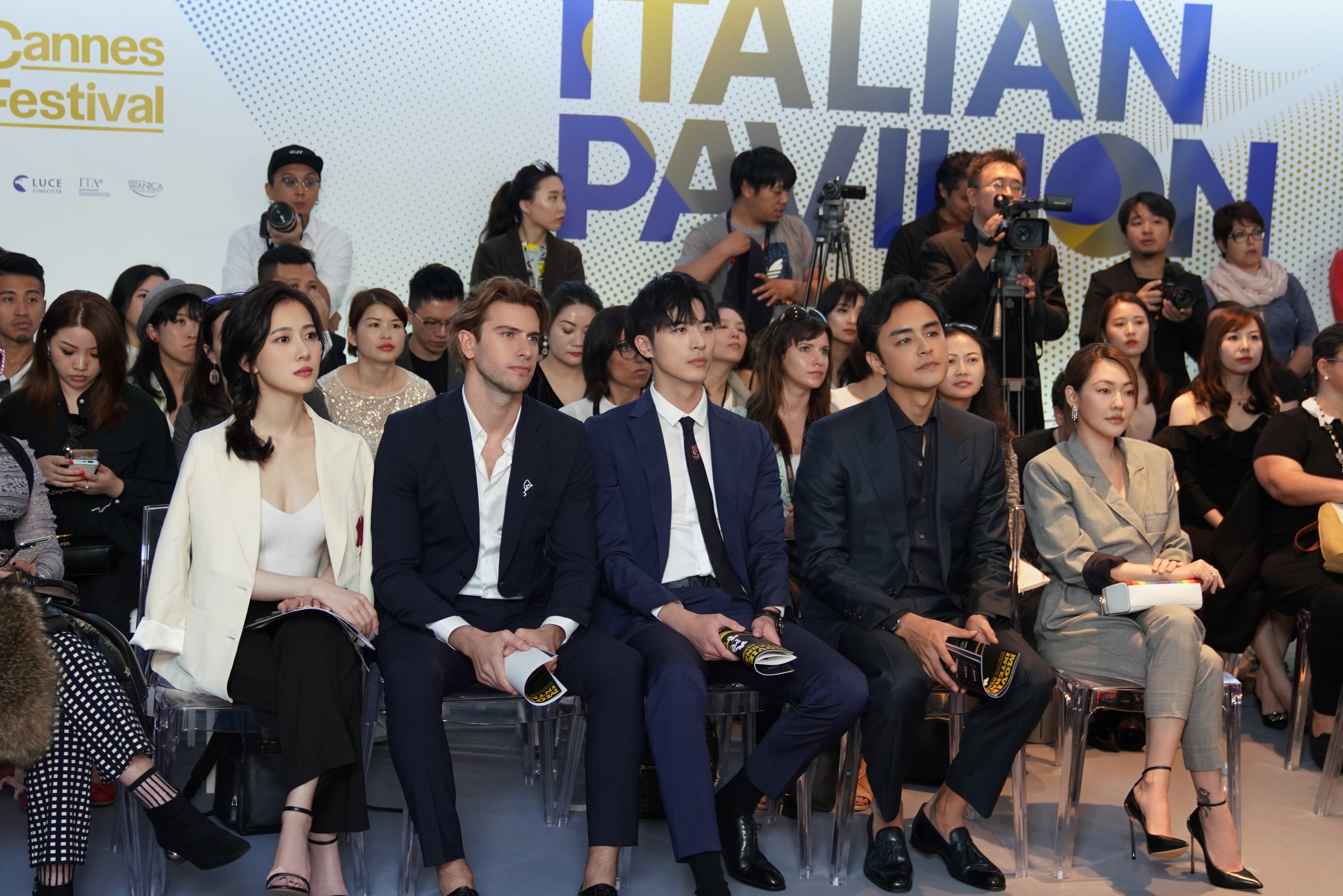 明道（前排右2）及小S（前排右1）受邀出席於坎城舉辦的中歐女性影展論壇。（恆星影業提供）