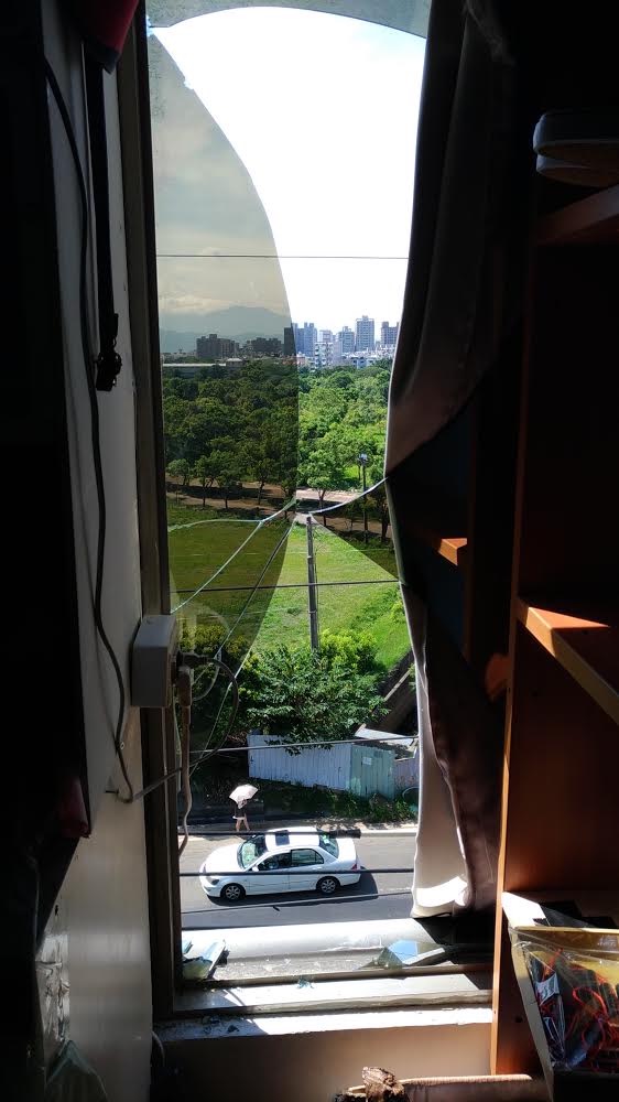 鄭男四肢遭膠帶綑綁，眼看無處可逃撞破窗戶從5樓跳下，墜落2樓雨棚不治身亡。（警方提供）