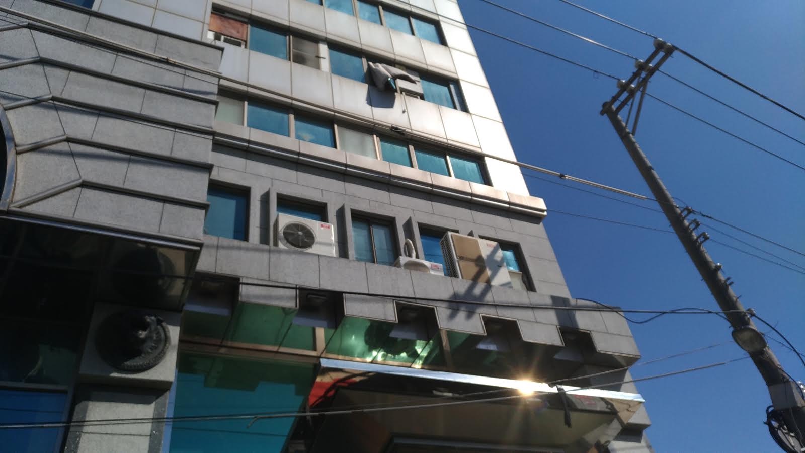 鄭男因想撞破玻璃脫逃，卻不幸從5樓摔下不治，房東因未報警，還提供戴男等人鑰匙開門也遭判刑。（警方提供）