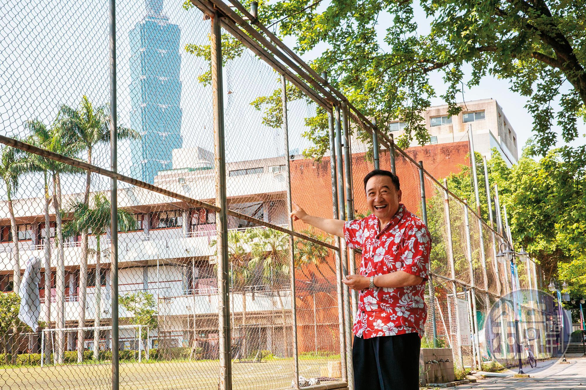 林元清回到台北醫學大學看著球場回憶，當年花在運動的時間比讀書多，像念體育系，但運動影響他一生，不只鍛鍊體力、毅力，也讓他不怕失敗。