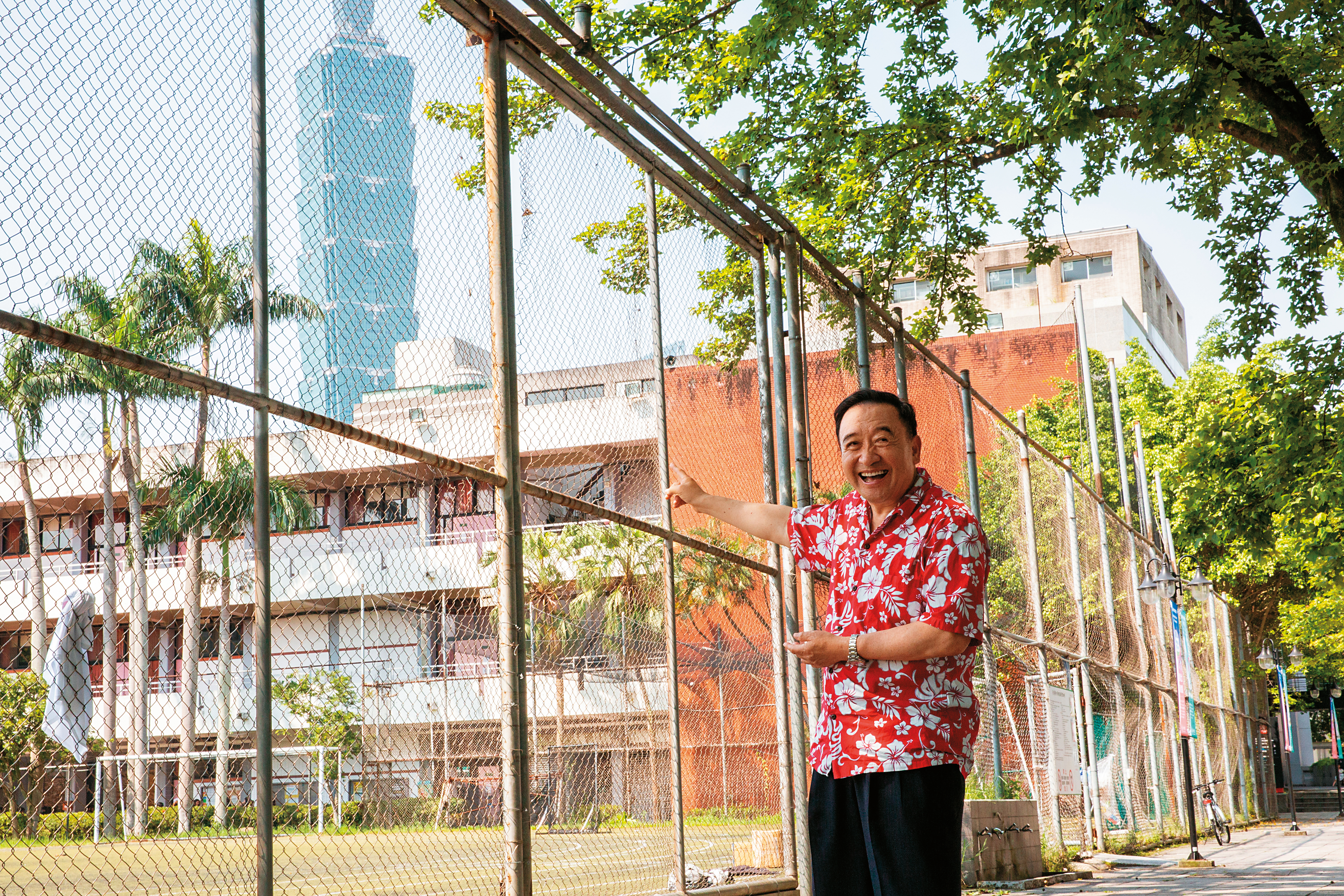 林元清回到台北醫學大學看著球場回憶，當年花在運動的時間比讀書多，像念體育系，但運動影響他一生，不只鍛鍊體力、毅力，也讓他不怕失敗。