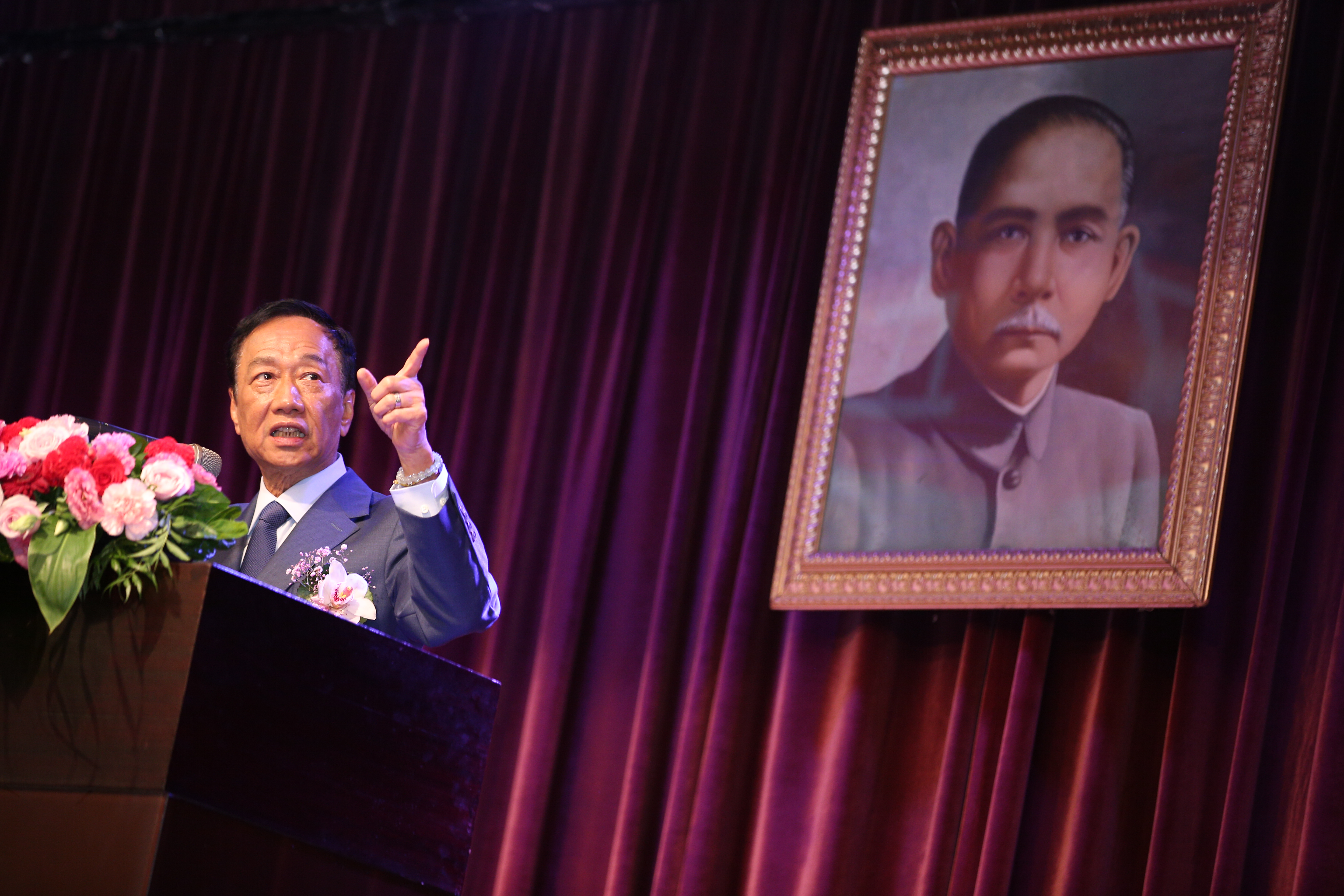 郭台銘出席電機電子工業同業公會專題演講，對於網路上盛傳鴻海碩士員工的38K薪資單，他會前表示，那已證明是抹黑。