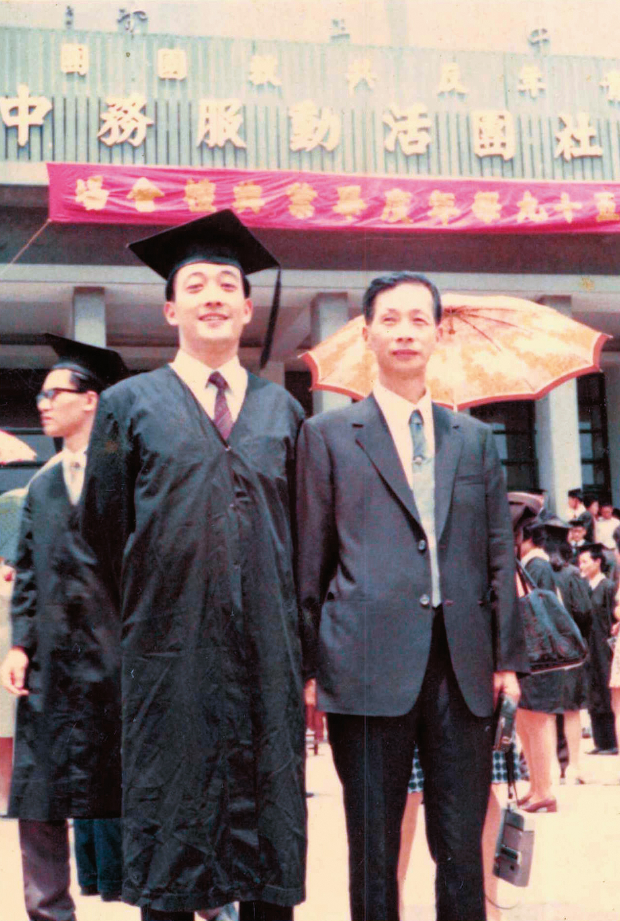 林元清（左）大學畢業與父親林智煉（右）合影。（林元清提供）