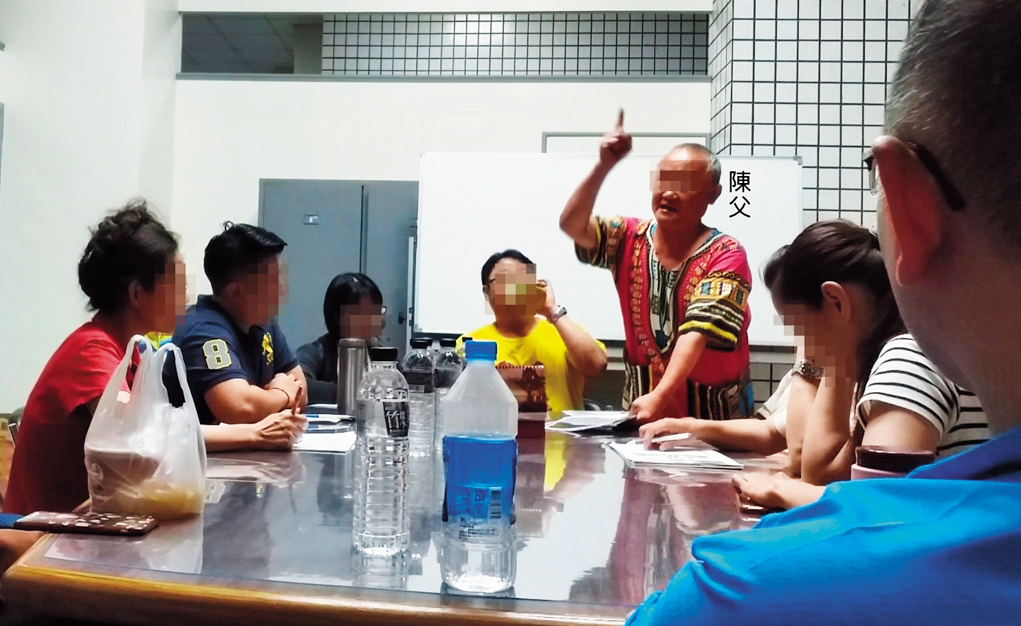 陳父在會議中強行發言，對反對他的住戶破口大罵。（讀者提供）