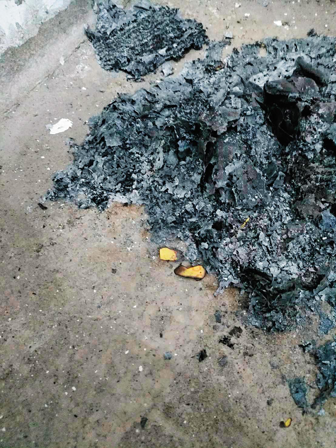 社區電梯機房出現燒冥紙、衣物的痕跡,住戶質疑是擔任乩童、廟公的陳父私下作法、危及公安。(讀者提供)