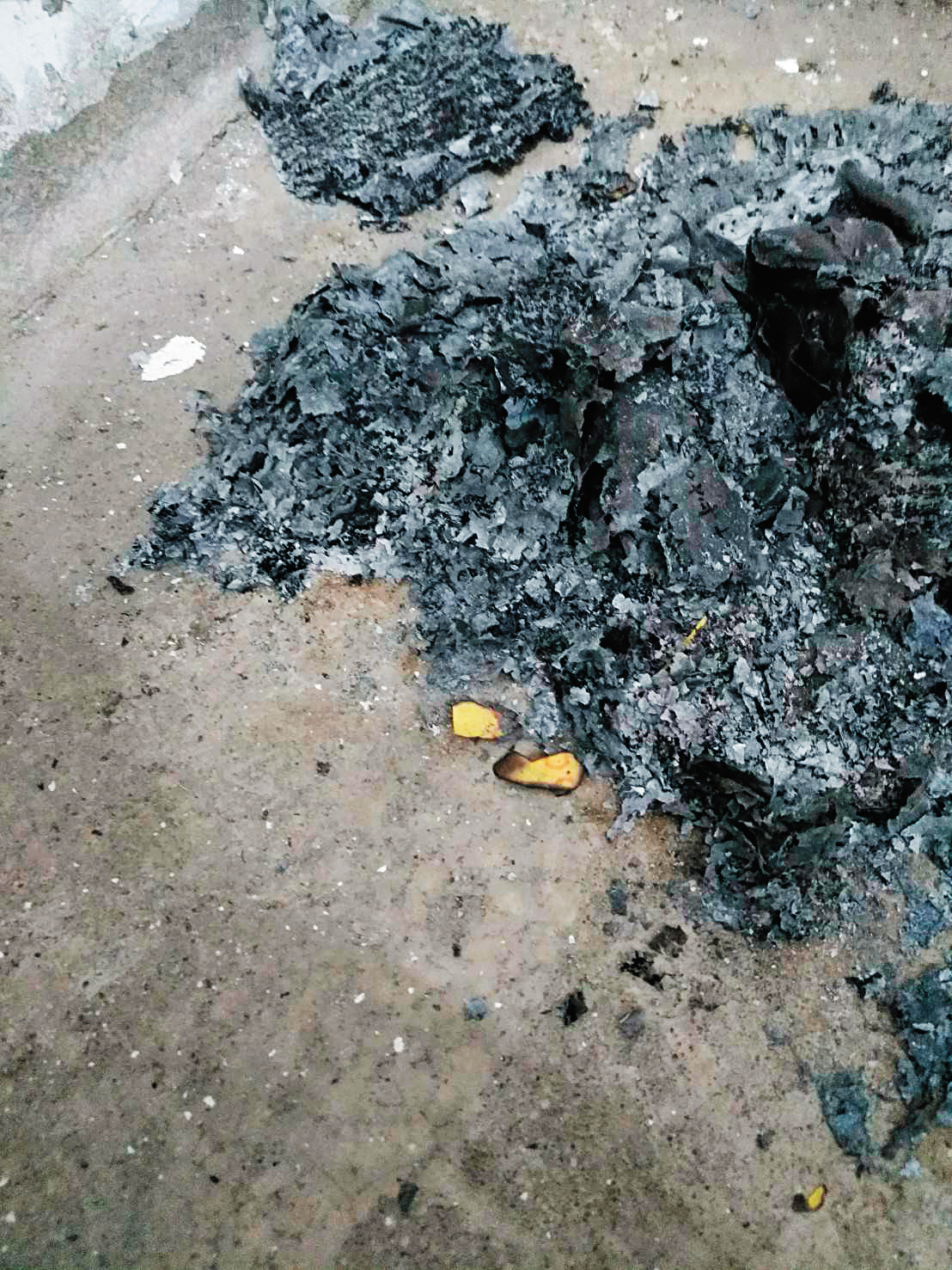 社區電梯機房出現燒冥紙、衣物的痕跡，住戶質疑是擔任乩童、廟公的陳父私下作法、危及公安。（讀者提供）