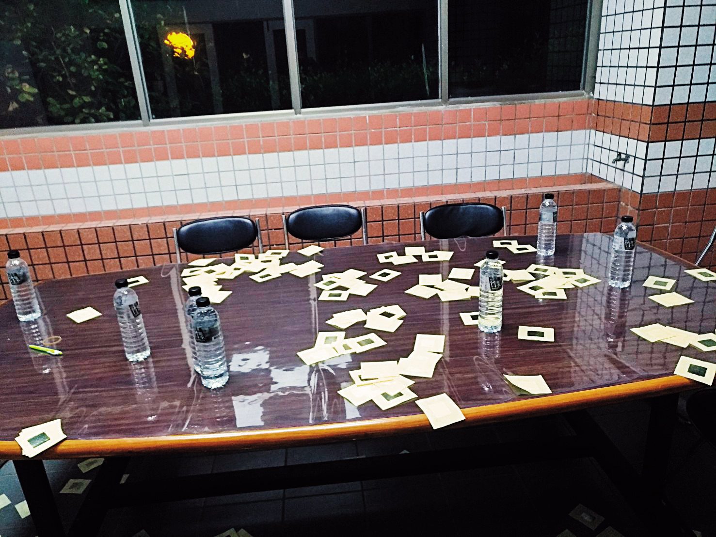 陳父等人在會議現場與人爭吵，還有人當眾撒冥紙。（讀者提供）