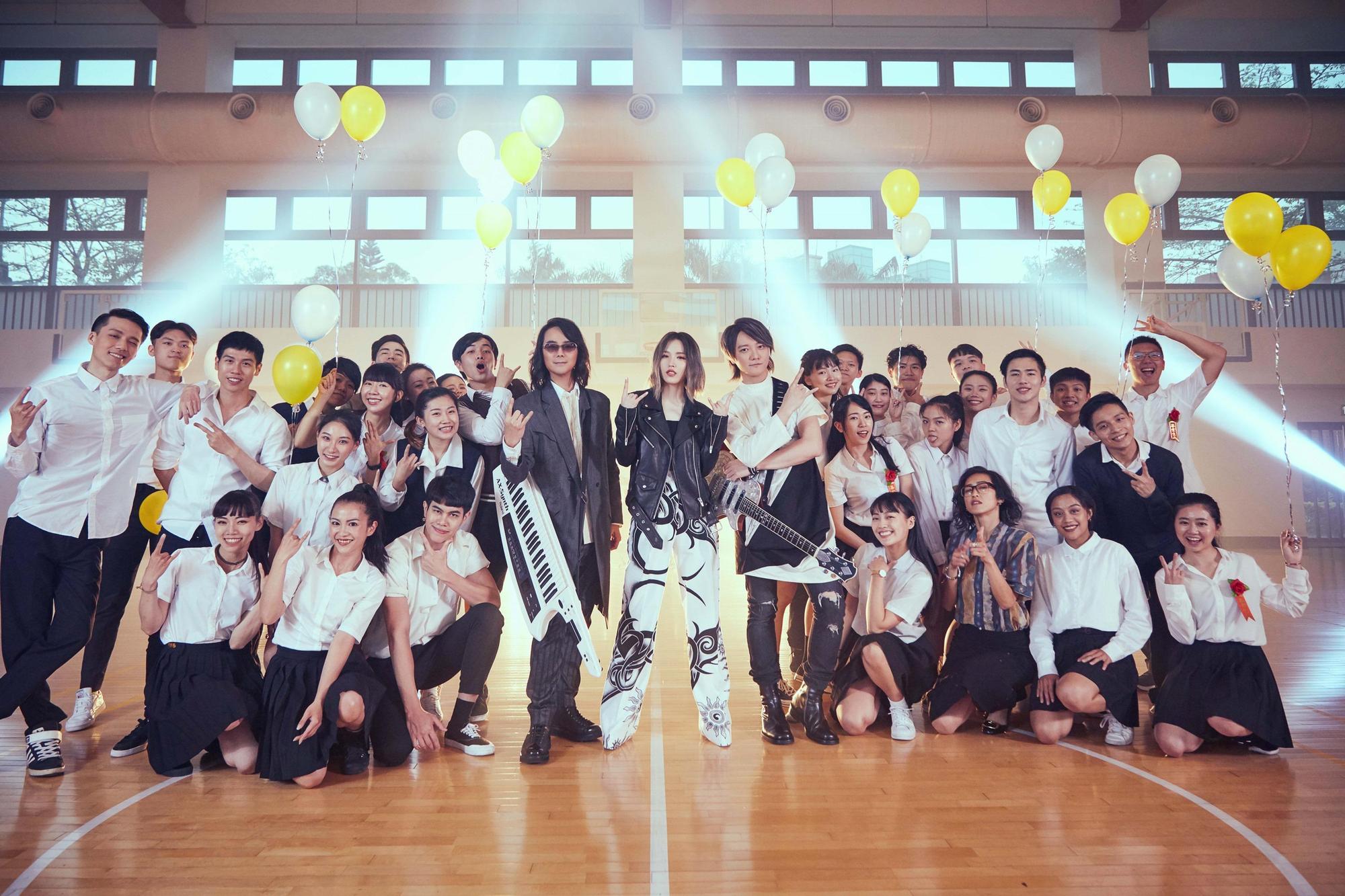 F.I.R.拍新歌〈造夢者〉MV，場景拉回高中校園，邀來多位高中生入鏡。（華研唱片提供）