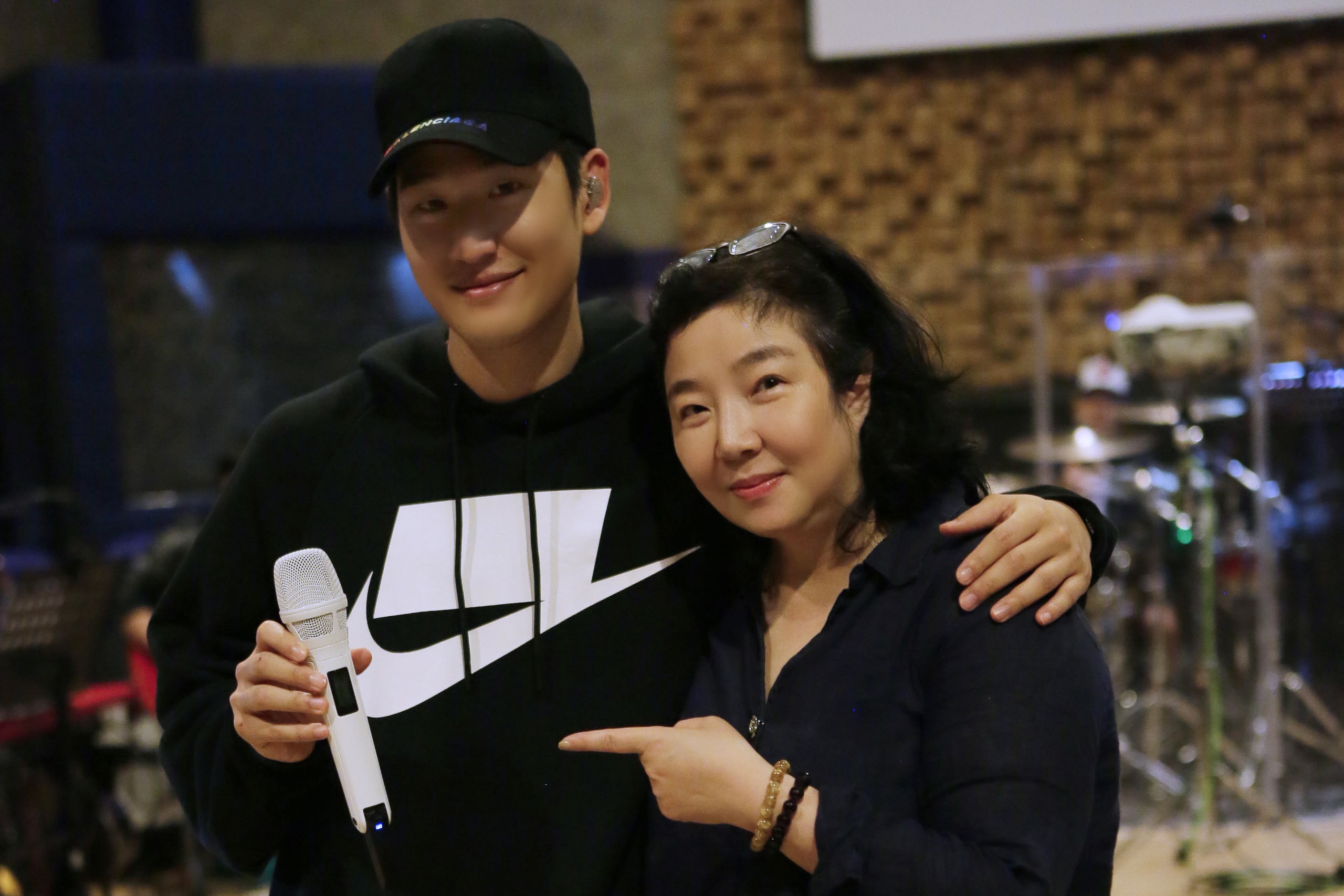 周興哲（Eric）順利登蛋，所屬「星空飛騰」老闆羅維君送百萬麥克風。（星空飛騰提供）