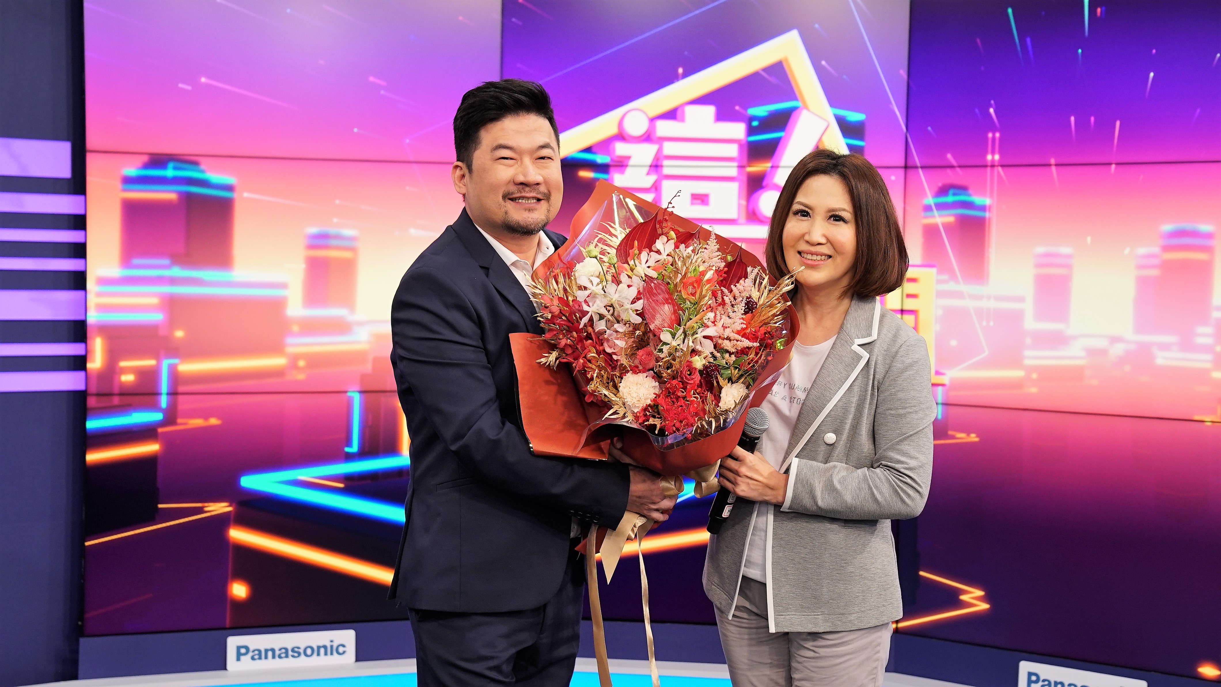 陳斐娟新談話節目《這！不是新聞》即將開播，廖慶學特地送花獻上祝福。（東森提供）