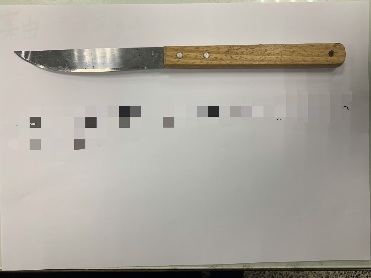 警方起出卞女時常拿來恐鄰居的刀械。（翻攝畫面）