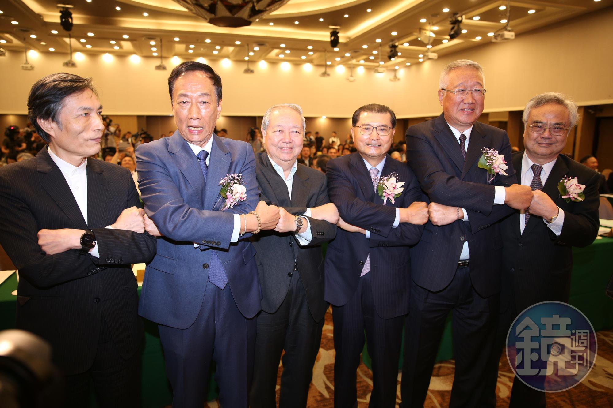 鴻海集團董事長郭台銘（左2）今「回娘家」，與弟弟郭台強（右2）同台，出席電機電子工業同業公會專題演講。