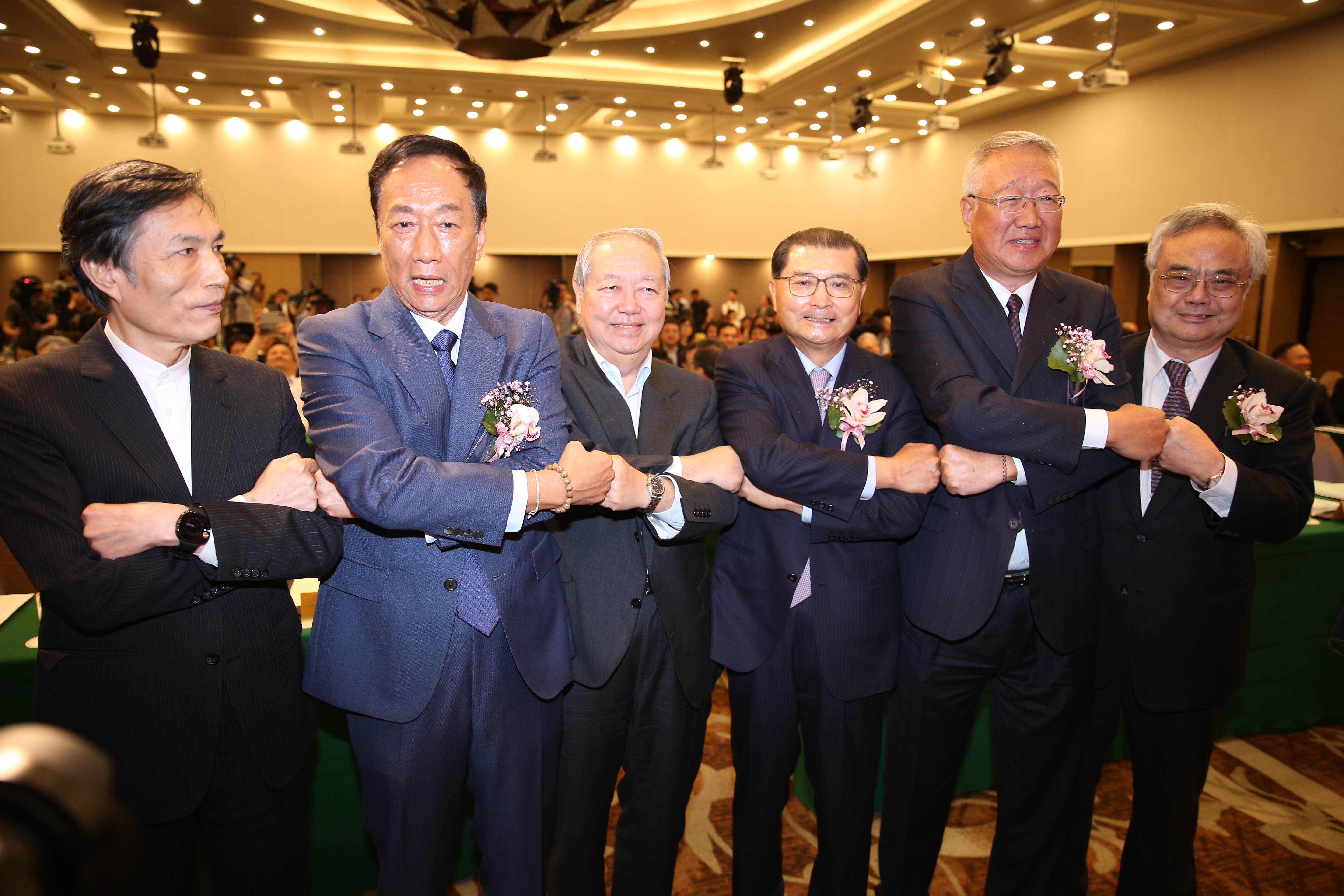 鴻海集團董事長郭台銘（左2）今「回娘家」，與弟弟郭台強（右2）同台，出席電機電子工業同業公會專題演講。