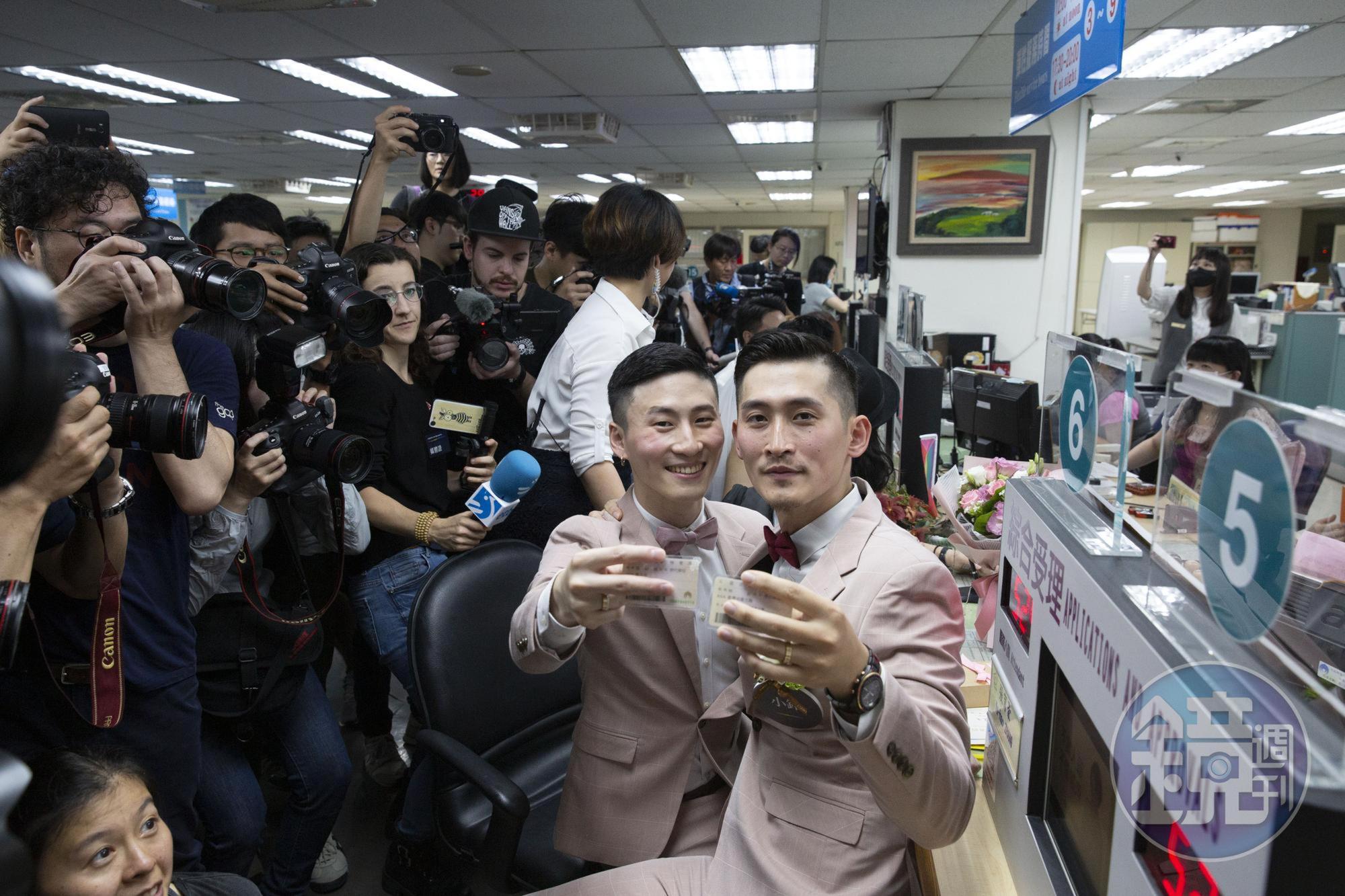 內政部感謝第一線戶政同仁都能以平等親切的態度，以及高興祝福的心情對待前來登記的同婚伴侶。