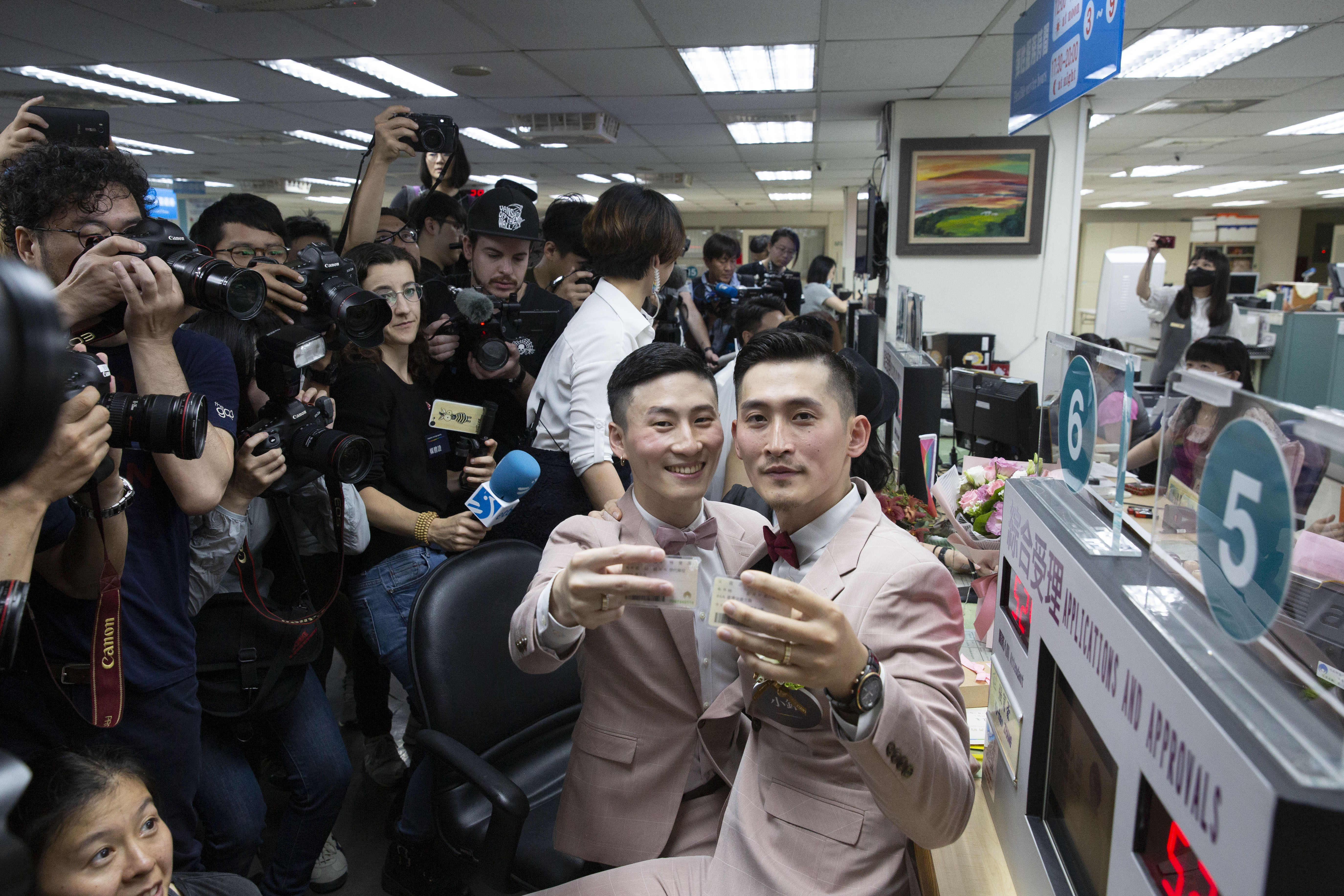 內政部感謝第一線戶政同仁都能以平等親切的態度，以及高興祝福的心情對待前來登記的同婚伴侶。