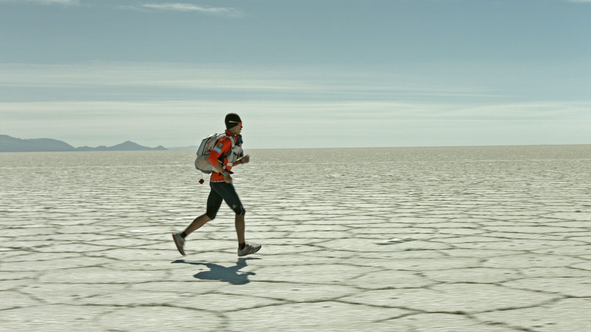 極限超馬好手陳彥博不畏艱辛、橫越玻利維亞高原荒漠。（相知音樂提供）