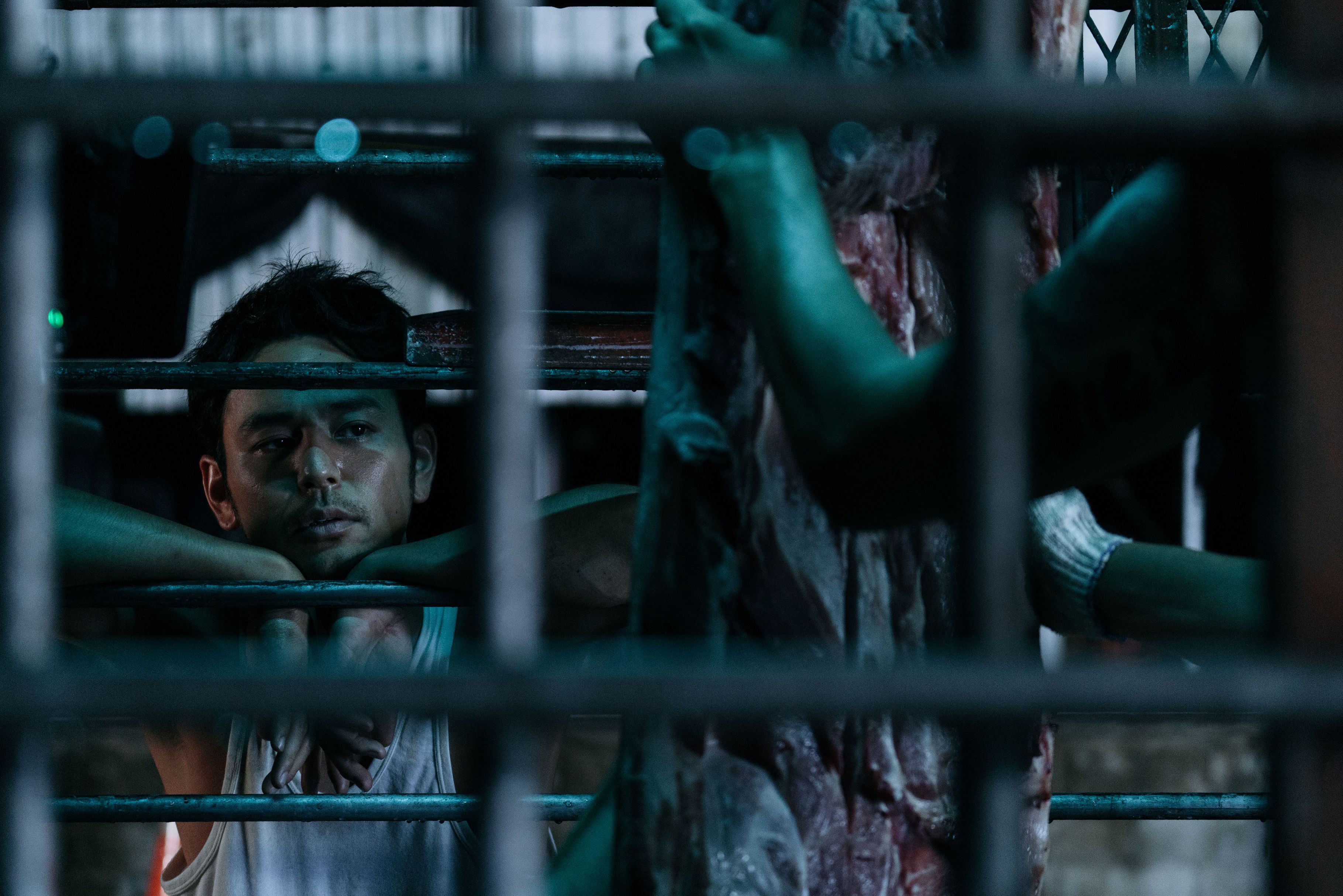 妻夫木聰在電影中一直在笑，可是心裡埋了極大的恐懼。（威視提供）