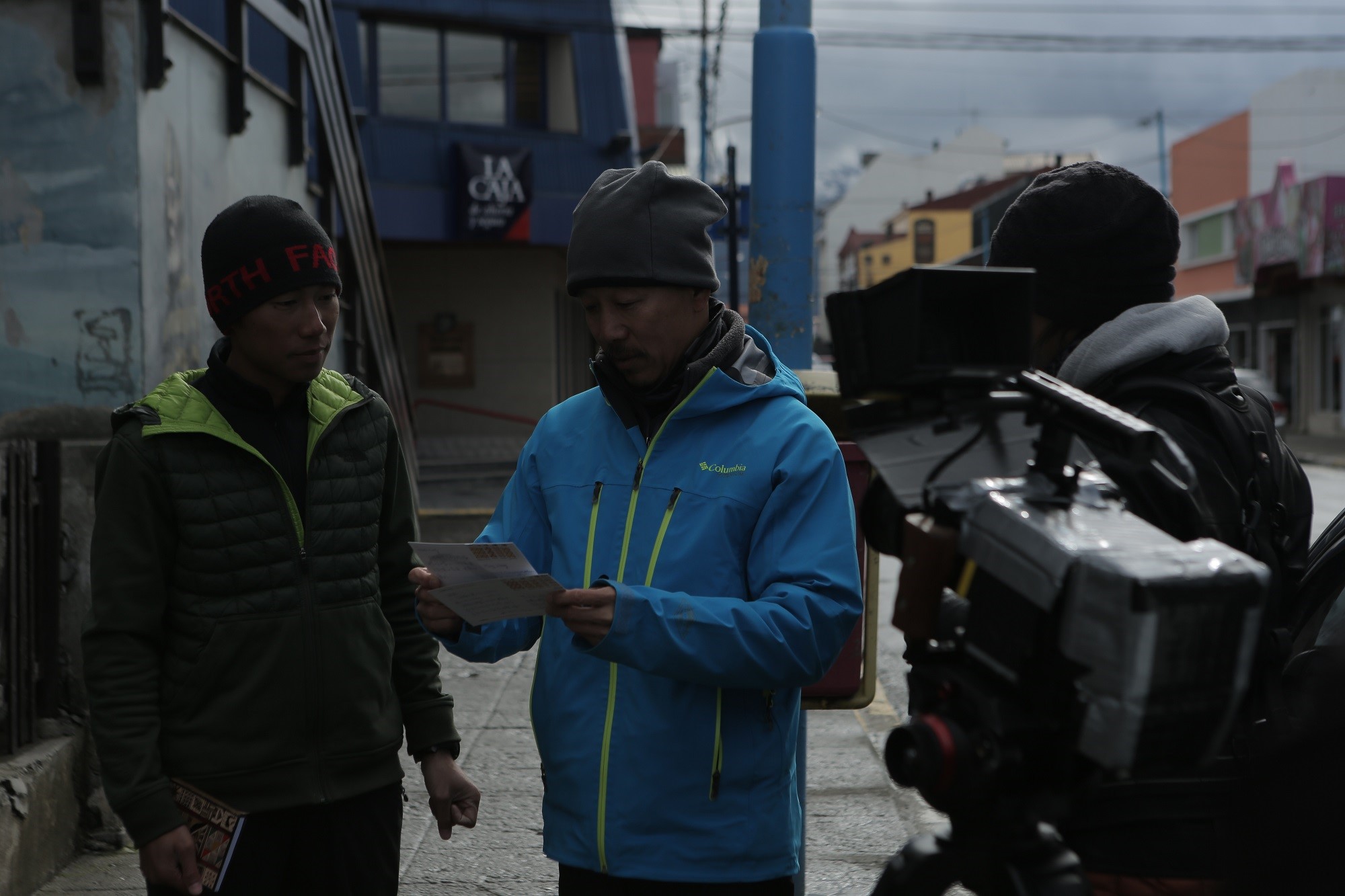 黃茂森（左）為了拍攝陳彥博（右）來到地球最南端的城市阿根廷Ushuaia。（相知音樂提供）