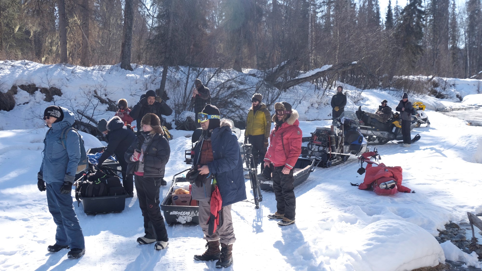 《出發》攝影團隊在北極整裝待發。（相知音樂提供）