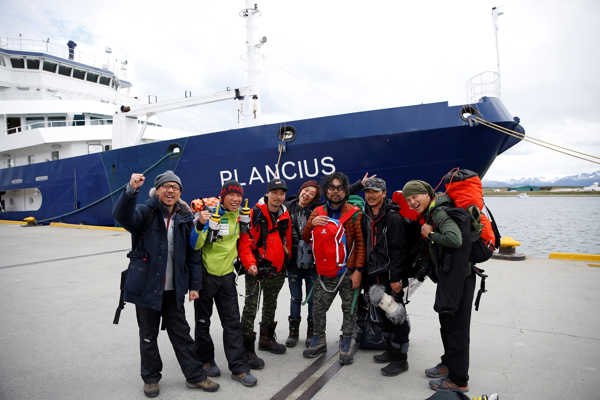 導演黃茂森(左1)率領《出發》團隊與陳彥博(左2)在阿根廷Ushuaia搭船跑遍各地。(相知音樂提供)