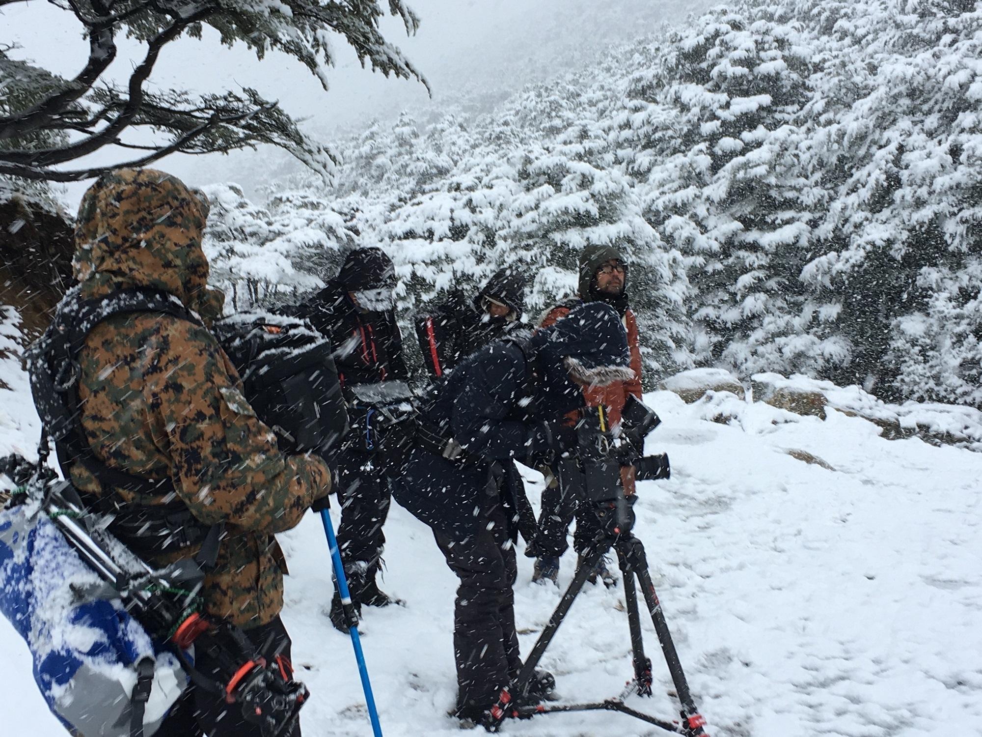 攝影團隊在大雪紛飛的情況下忍受酷寒拍攝。（相知音樂提供）
