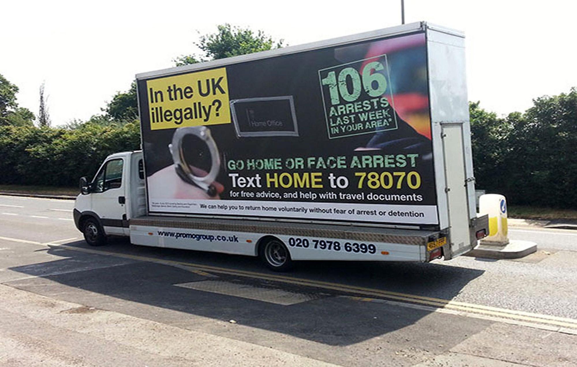 英國脫歐公投期間,英國內政部對非法移民充滿恫嚇意味的宣傳車在街頭穿梭引發爭議。梅伊是當時的內政大臣。(東方IC)