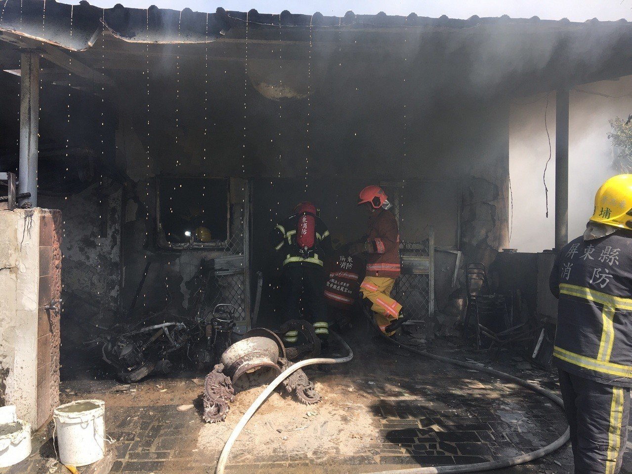 失火民宅唯一出入口因火勢太大，鍾姓母女無法逃出。（屏東縣消防局提供）