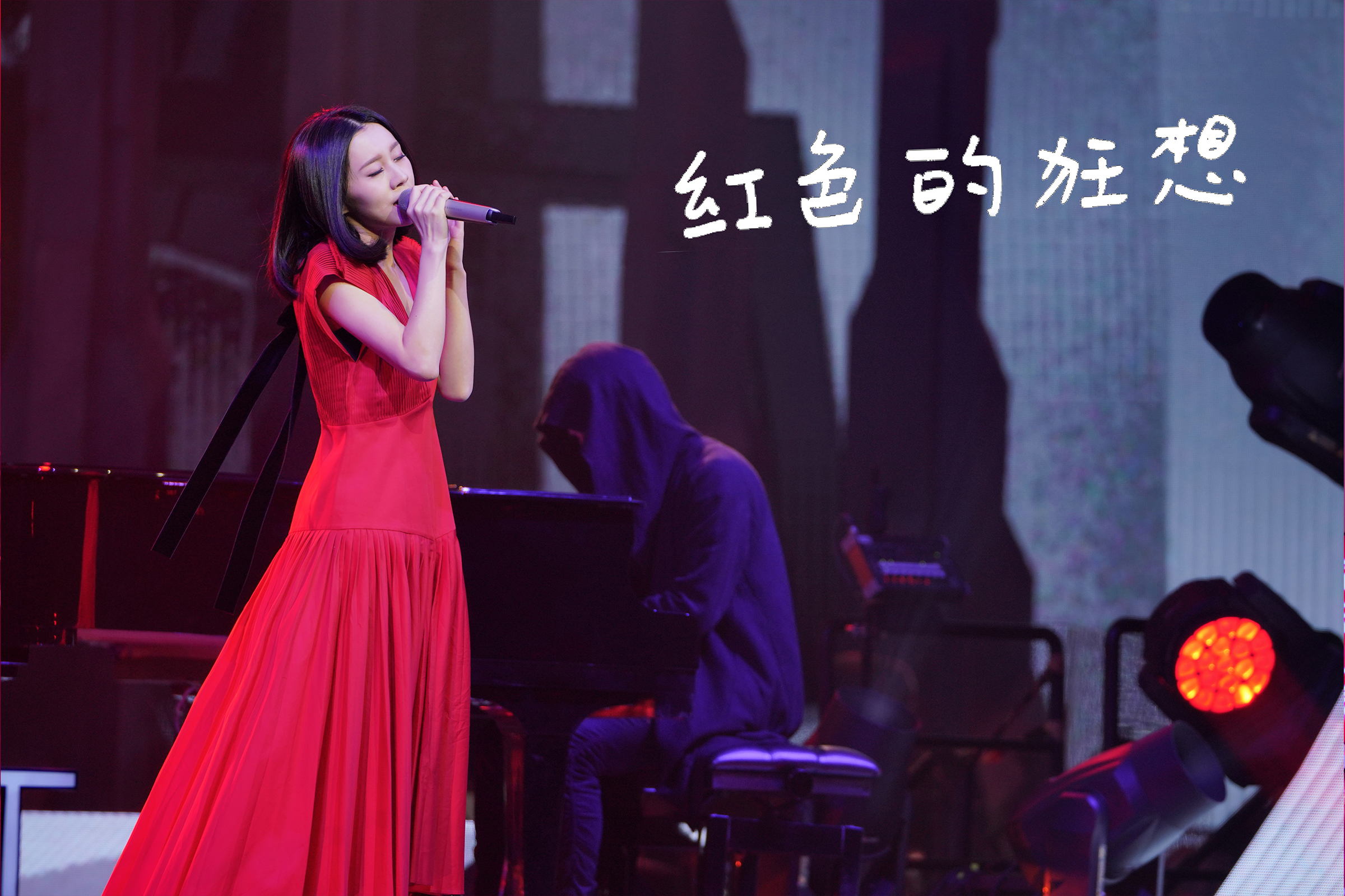 白安創作〈紅色的狂想〉,獲聽眾讚是一個自帶混響的女人。(相信音樂提供)