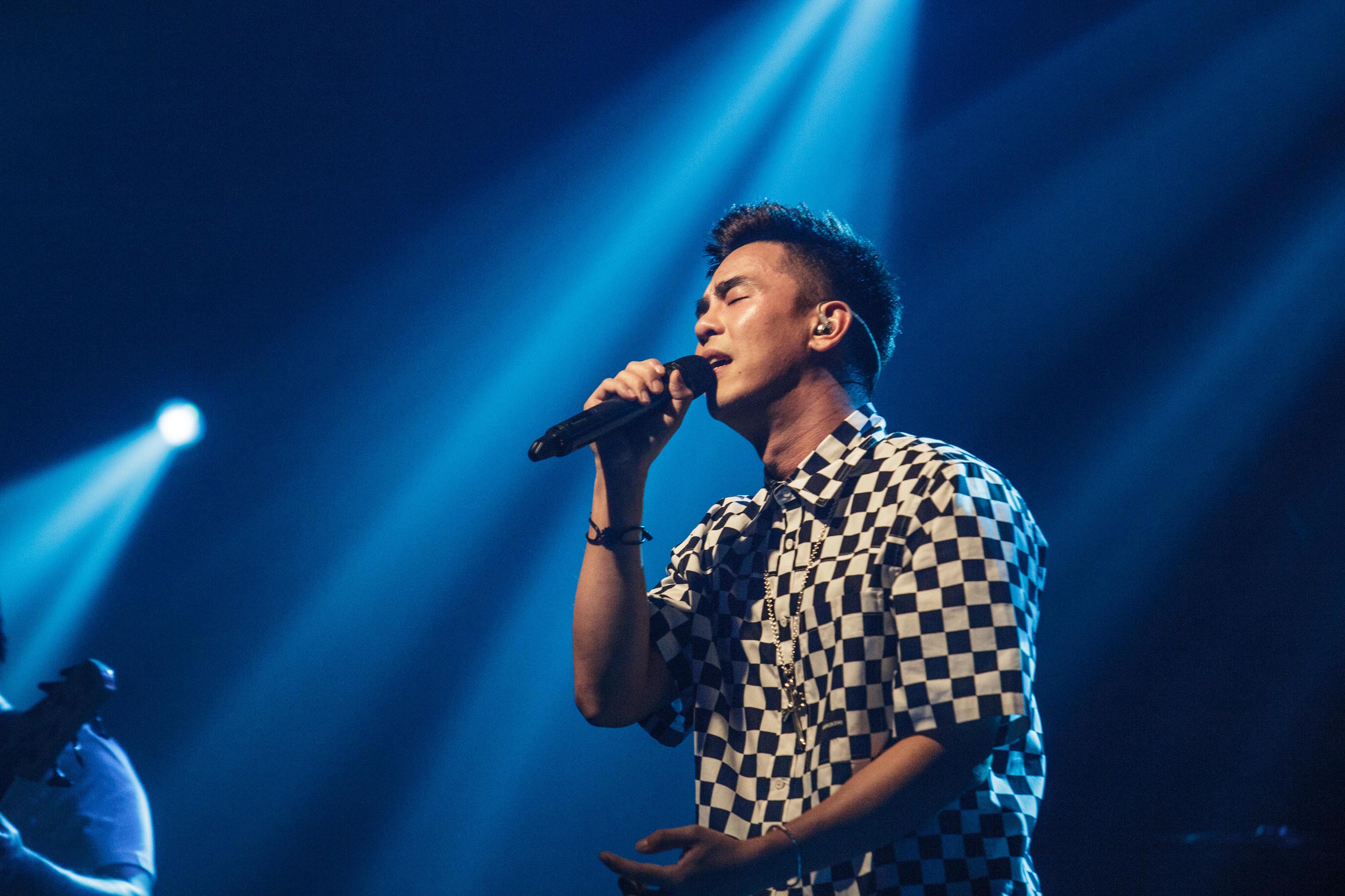 柯有倫以音樂緬懷父親柯受良，搖滾中埋了深深的情感。（Legacy提供）