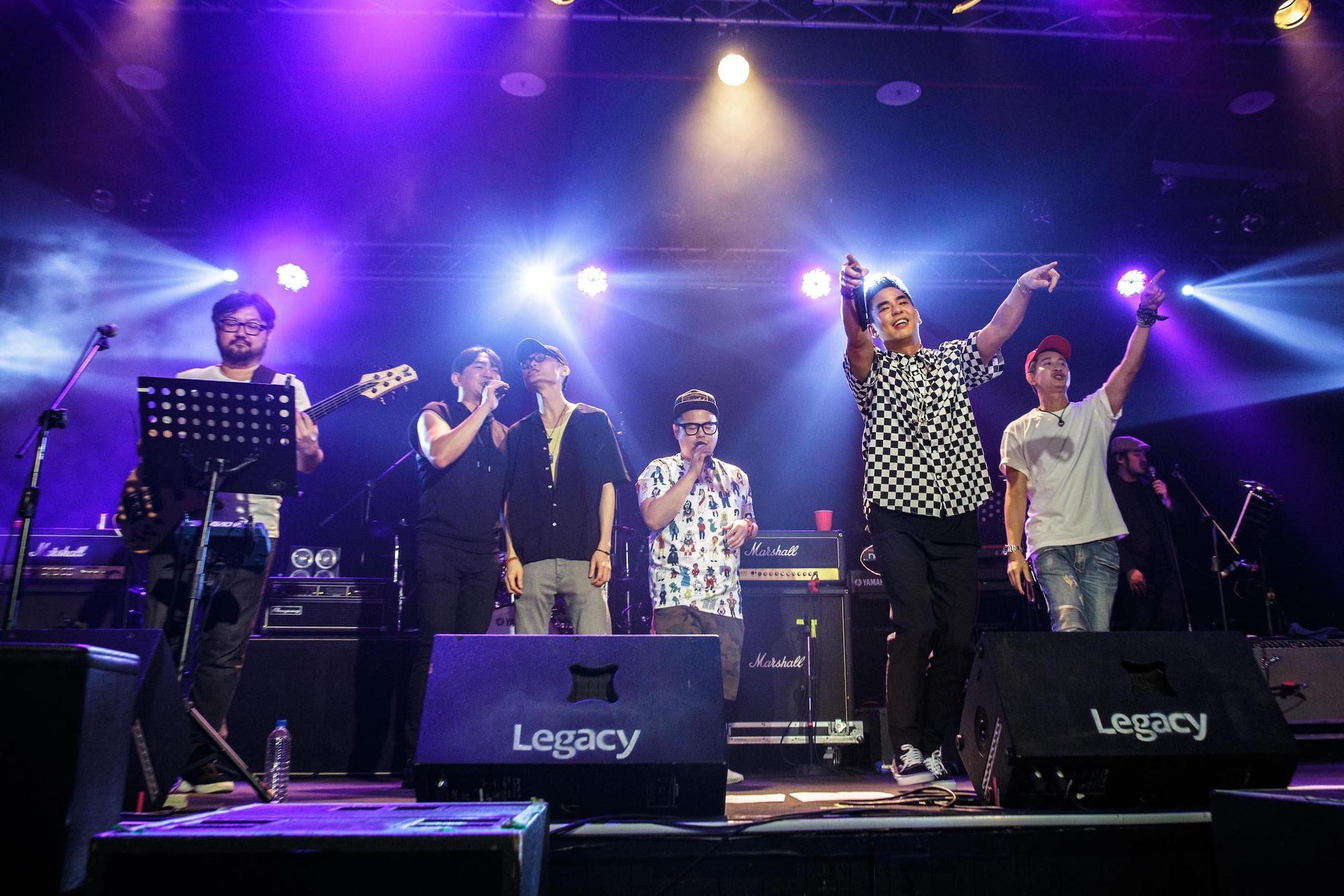 演唱會中，也點名好友Darren與數名高中同學上台合唱〈笨小孩〉。（Legacy提供）