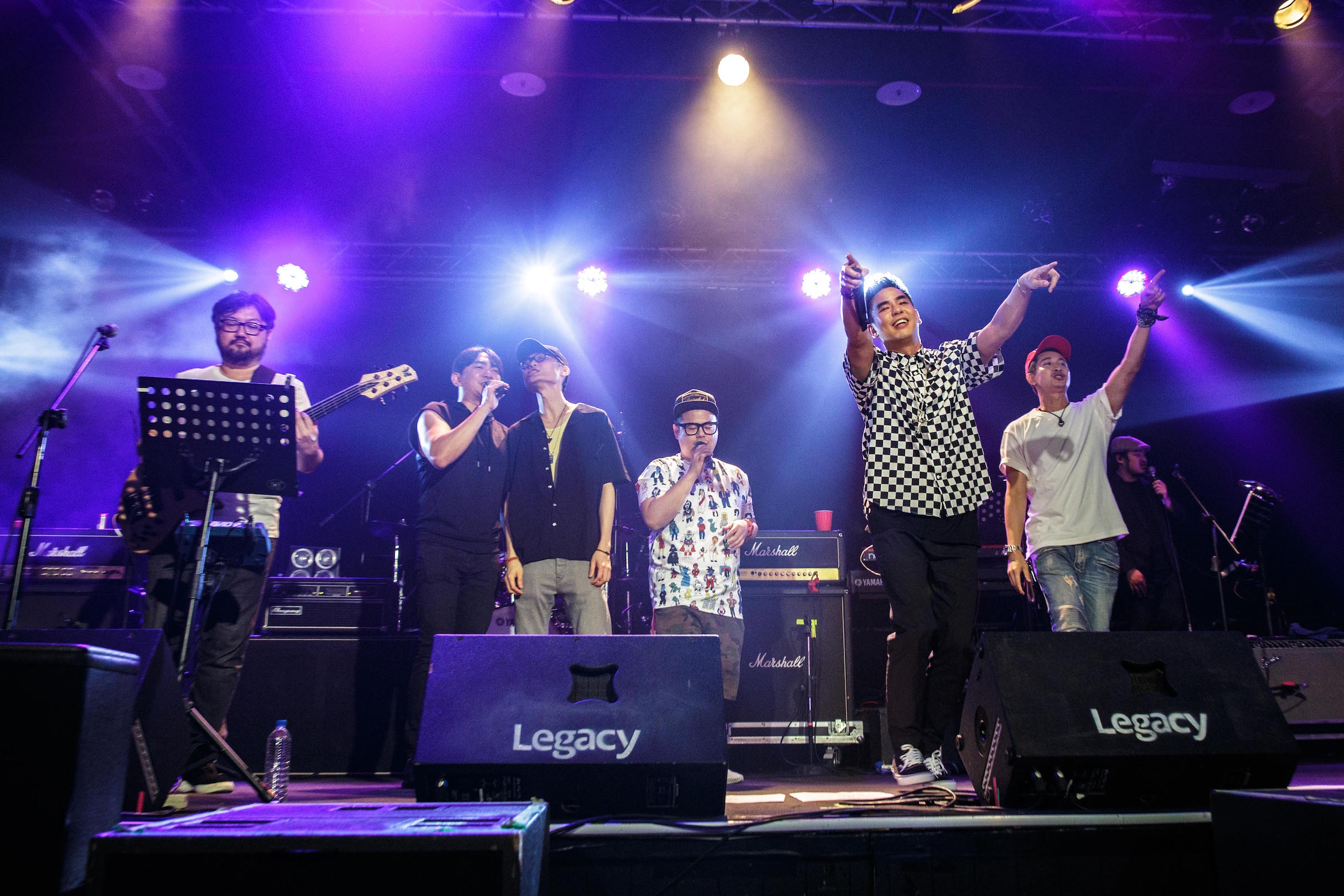 演唱會中,也點名好友Darren與數名高中同學上台合唱〈笨小孩〉。(Legacy提供)