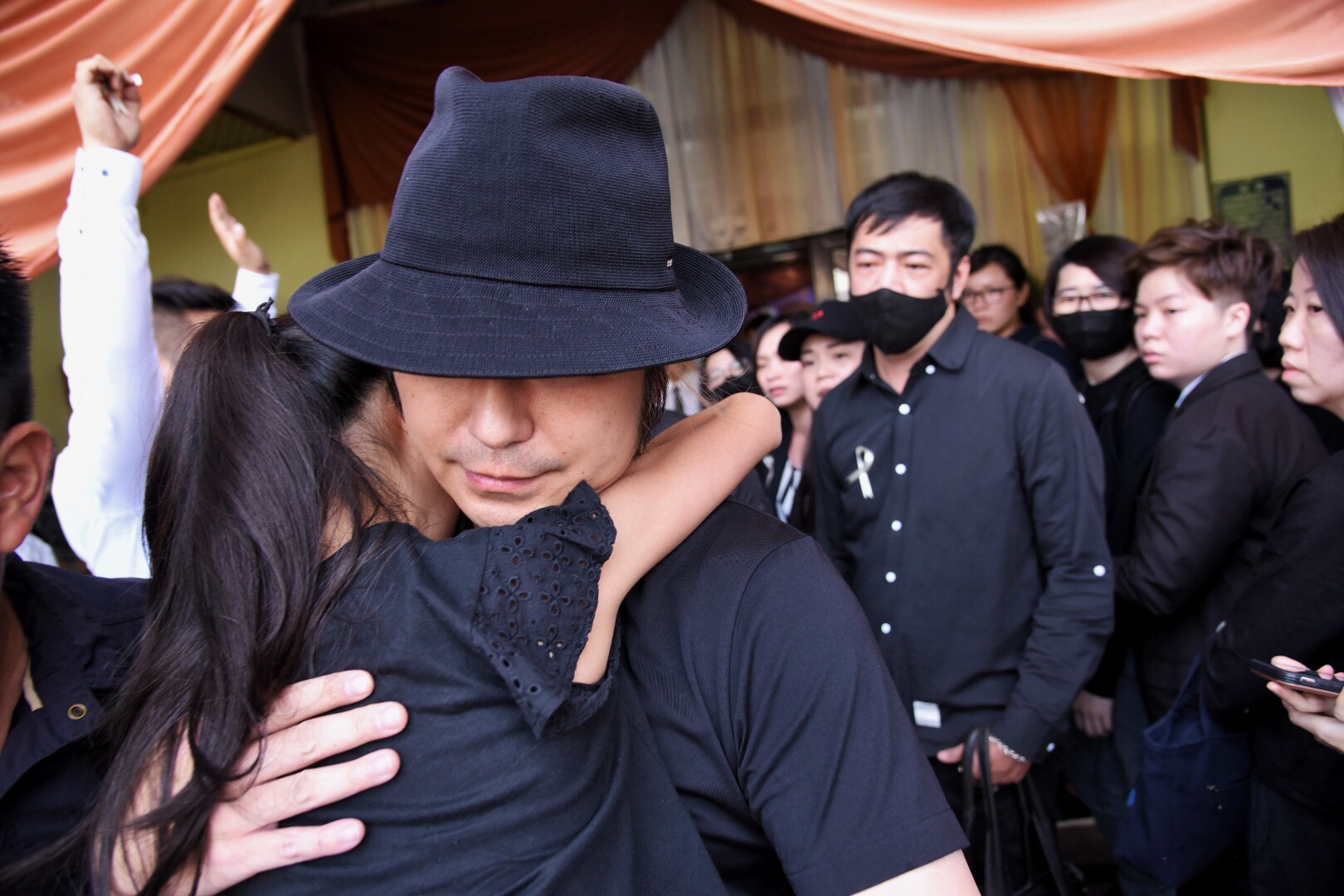 喬喬緊緊被喬爸抱著離開告別式會場。