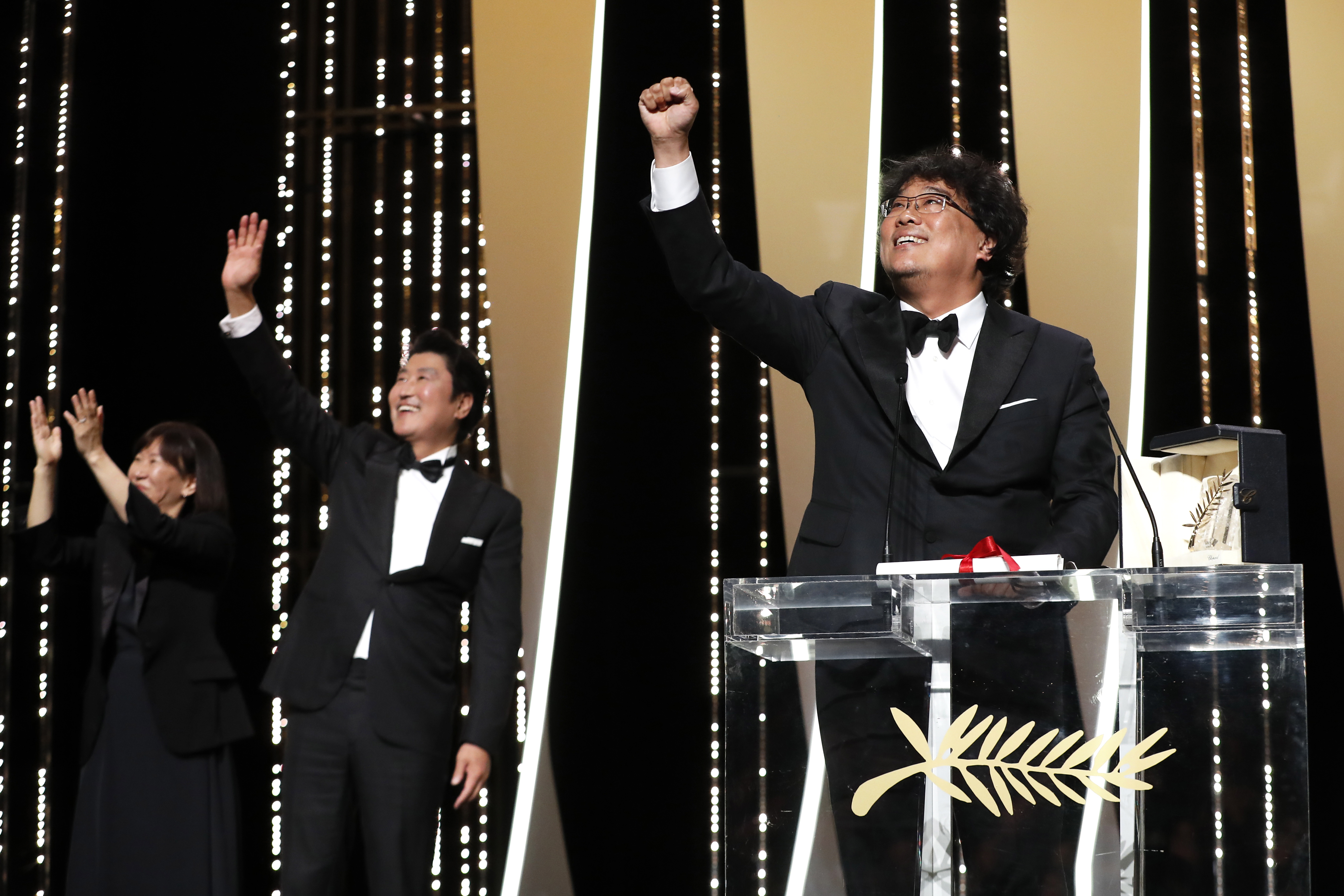 韓國電影《寄生上流》拿下第72屆坎城影展金棕櫚獎，導演奉俊昊（右）與宋康昊難掩興奮之情。（東方IC）