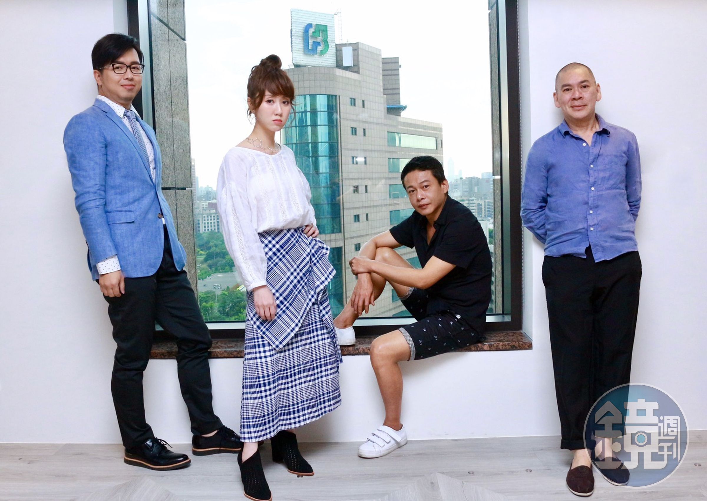 蔡明亮（右起）、李康生跟《娛樂鄉民》主持人瑪麗、鄭偉柏一起合照。（WinTV提供）