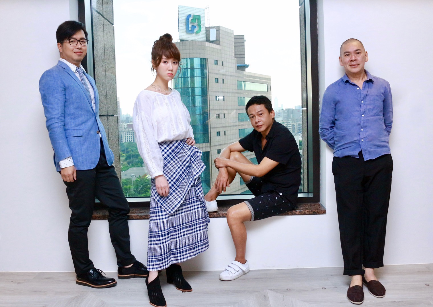 蔡明亮（右起）、李康生跟《娛樂鄉民》主持人瑪麗、鄭偉柏一起合照。（WinTV提供）