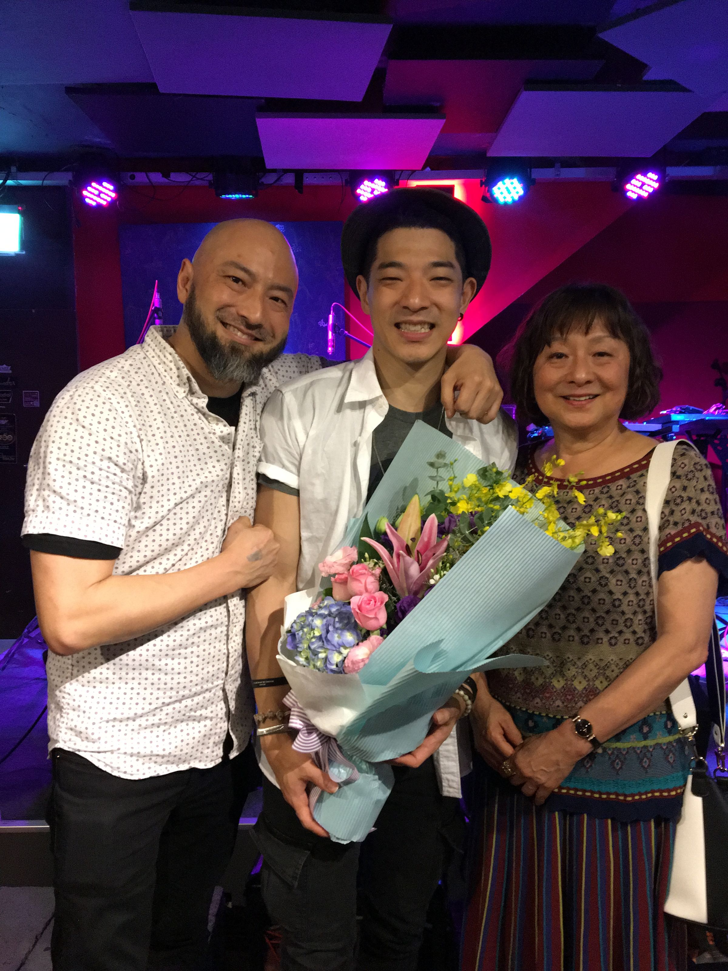 王大文的哥哥及媽媽也特別前來欣賞演唱會。（環球音樂提供）