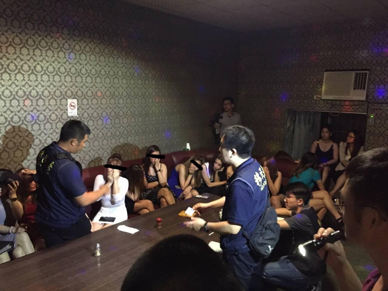 在小吃店坐檯的越籍女子因收費平價，且年輕具姿色  ，在當地生意火紅。（移民署台南市專勤隊提供）