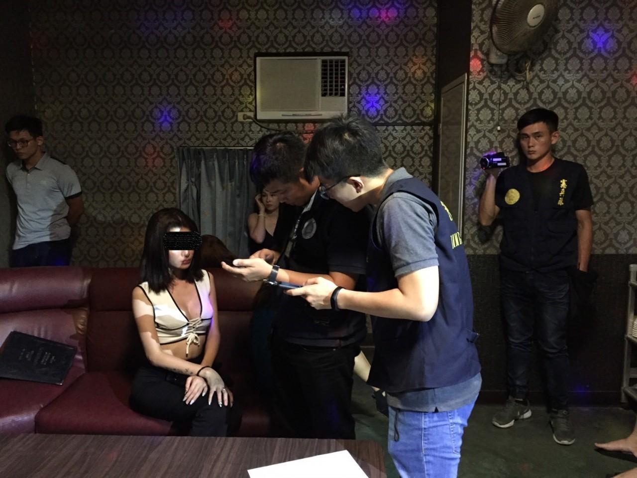 移民署查獲麻豆一家小吃部，坐檯小姐都是假觀光來  台的越女。（移民署台南市專勤隊提供）