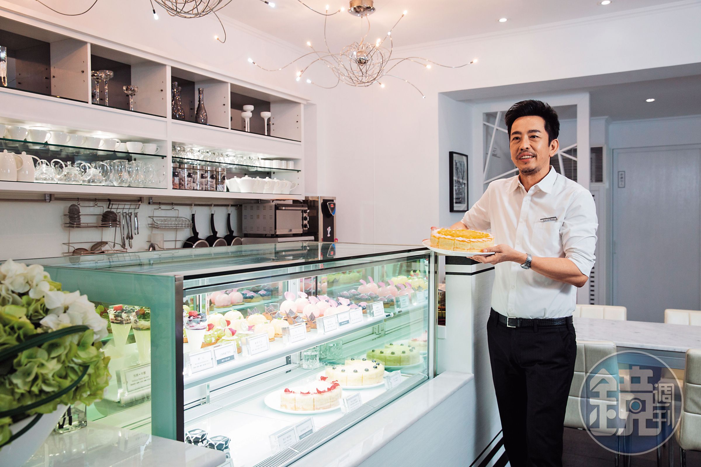 羅志銘（Rico）原為彩妝品牌總監，他喜愛簡約風格，開設的甜點店店內裝潢、產品包裝都以黑、白色系為主。