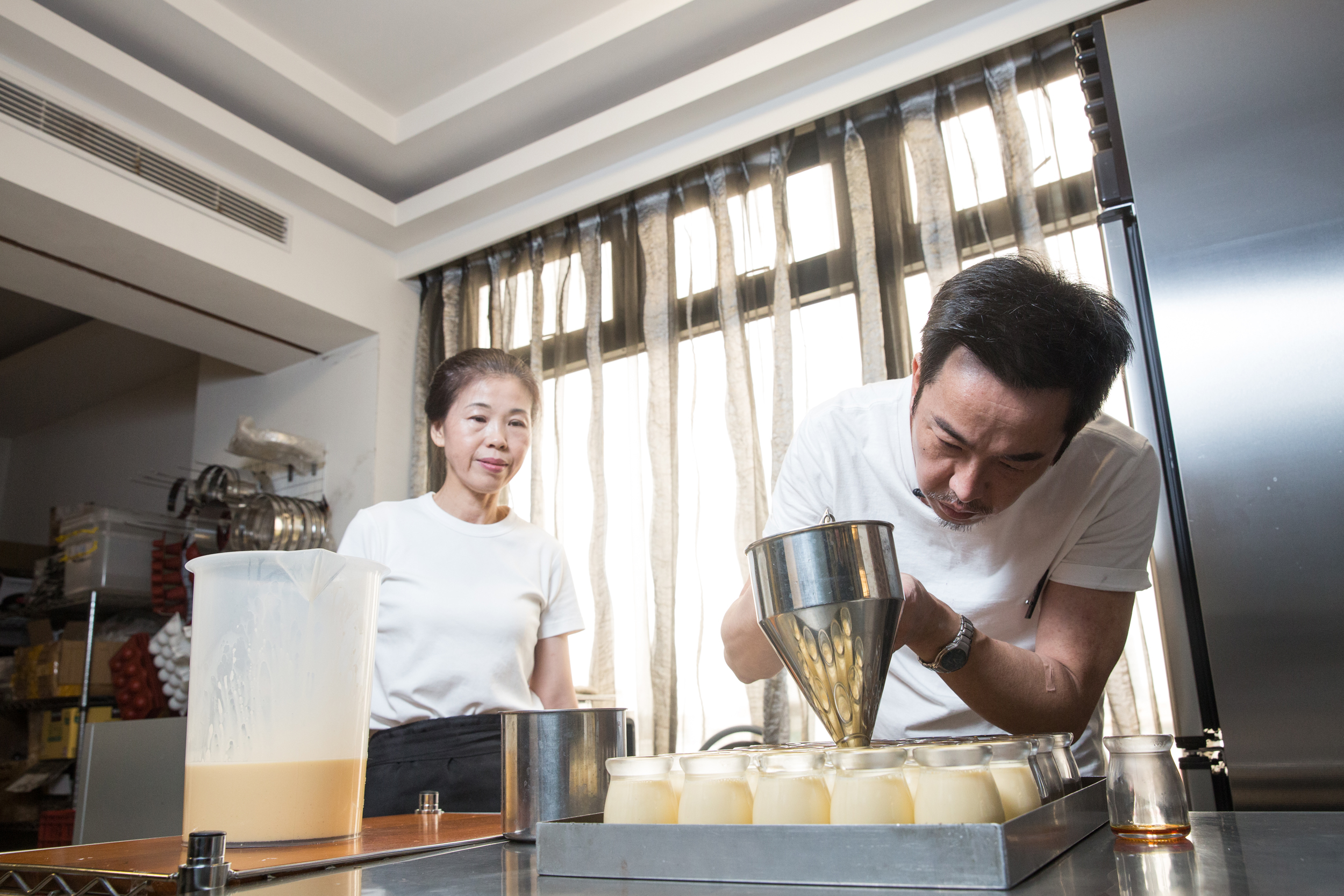 Rico（右）轉行做甜點，大姊羅泉馨一直陪在弟弟身邊幫忙。