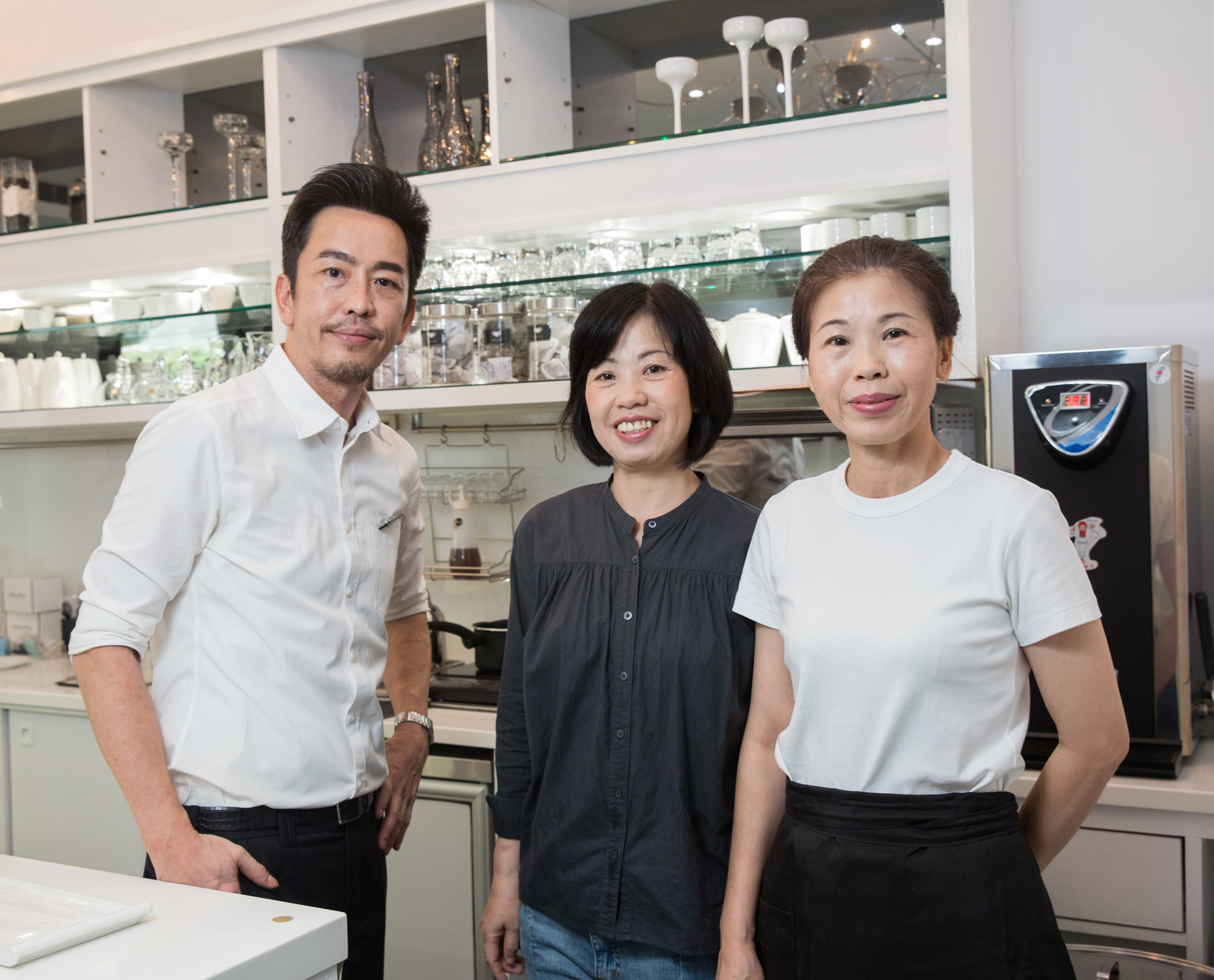 Rico（左）與大姊羅泉馨（右）、二姊羅玉鈴（中）感情很好，不管是創業、生病，兩個姐姐都在身邊幫忙他。