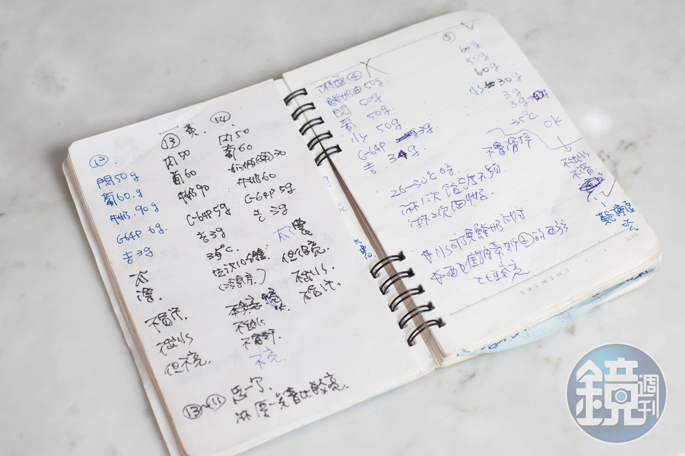 Rico有個小筆記本記錄每次的配方與烤出來的結果。 