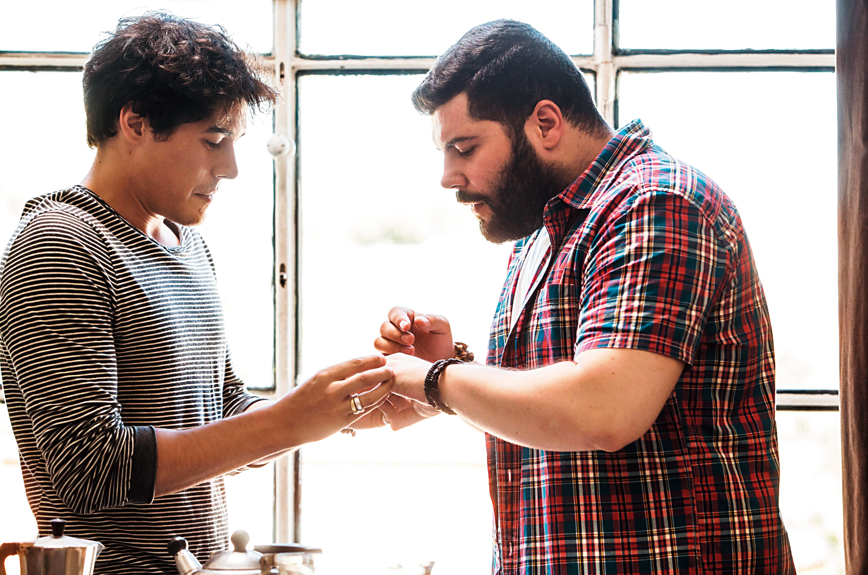 《結婚哪有那麼男》點出同婚即使合法也多有阻力，但劇情主角與家庭和解得太過容易，欠缺層次。（東昊提供）