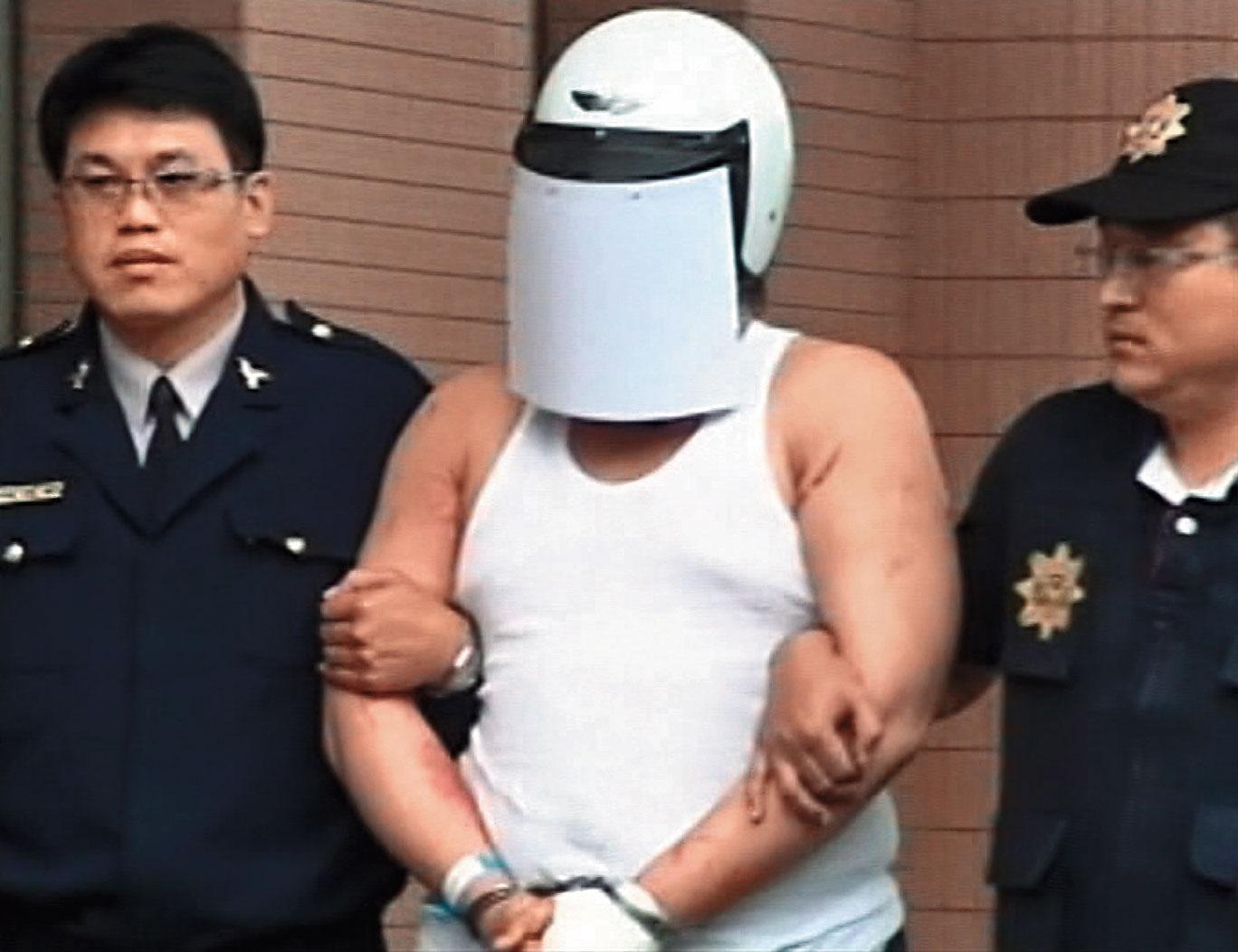 朱建華（中）被逮後毫無悔意，還嗆要殺死許女全家。（東森新聞提供）