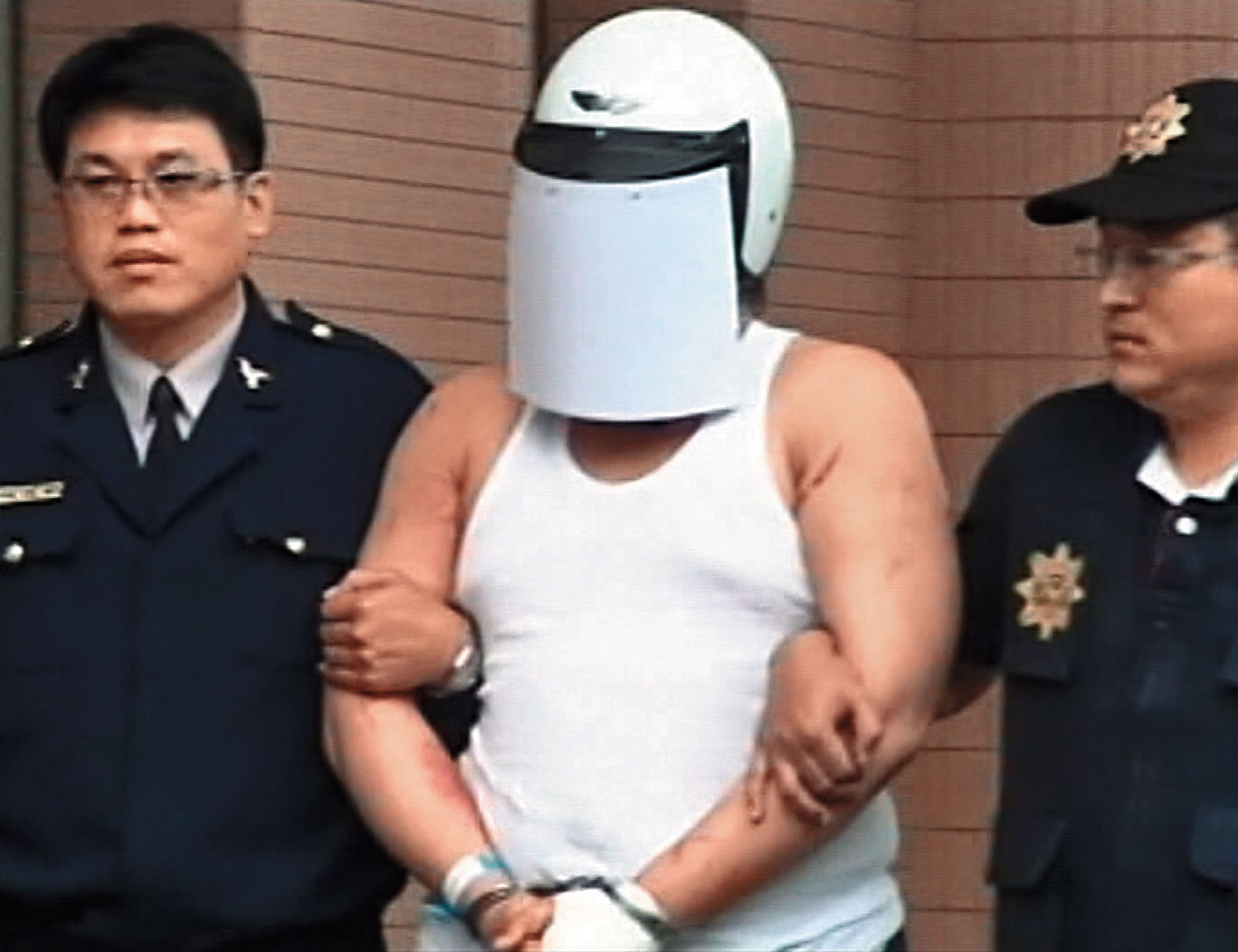 朱建華（中）被逮後毫無悔意，還嗆要殺死許女全家。（東森新聞提供）