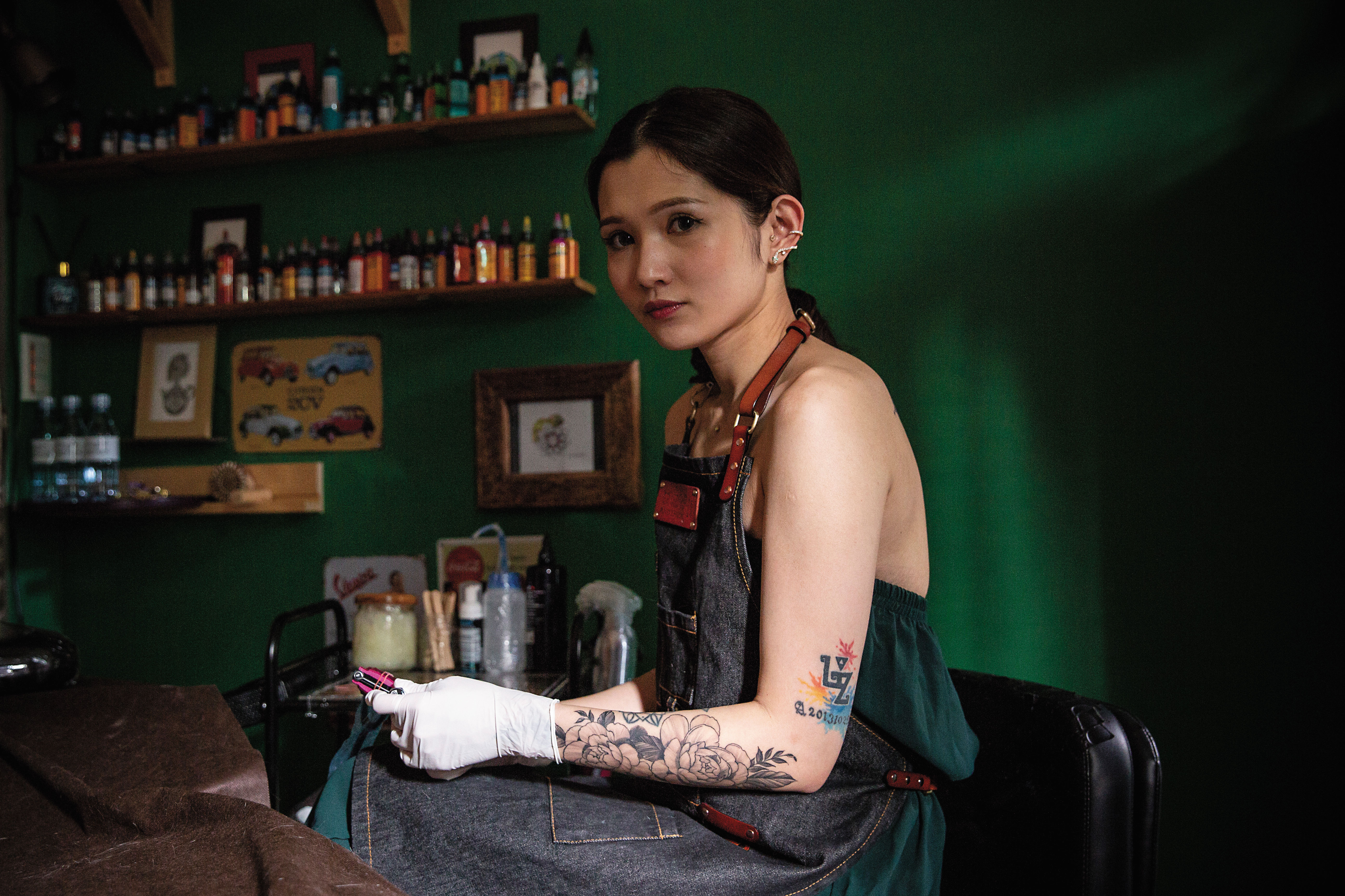 刺青師Liz身上的第一個刺青是外婆的身分證字號，在成排數字之上，她也紋上自己的英文名字。