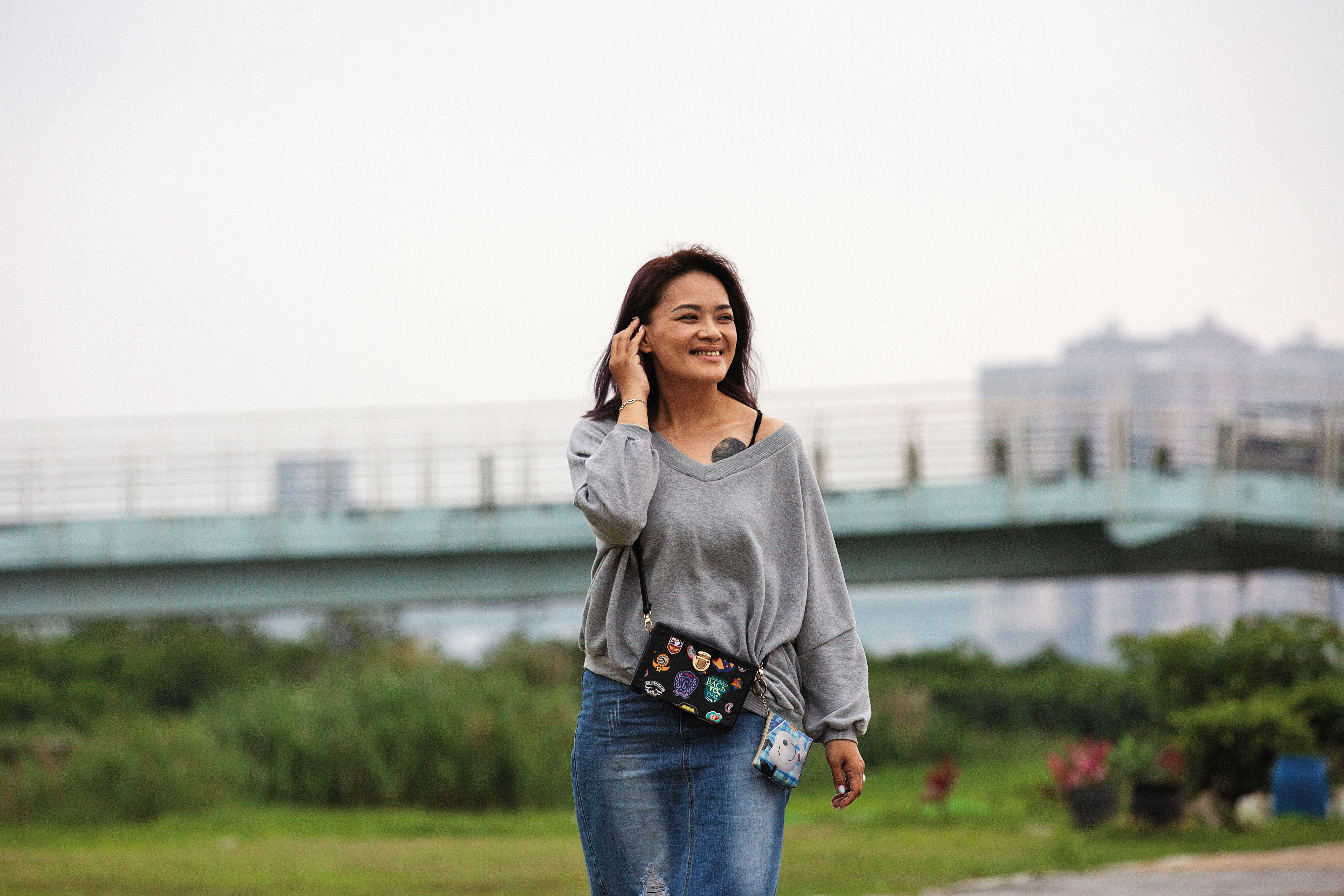 林詩潔走在2人常散步的北投河岸，想起董耀文，她馬上笑開了。