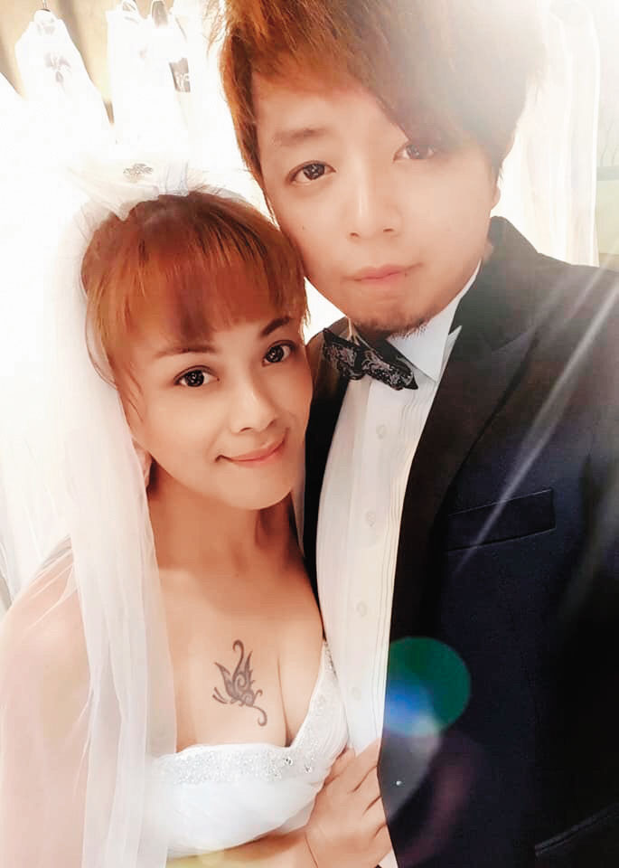 林詩潔與董耀文早有結婚共識,交往期間就曾拍婚紗。她胸口的蝴蝶,是與前夫離婚後刺的。(林詩潔提供)