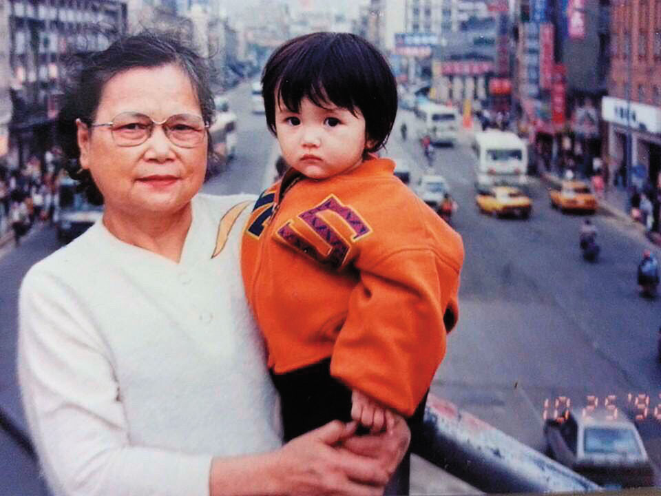 Liz(右)從小由外婆(左)帶大,外婆曾擔任導遊,也常帶著她趴趴走。(Liz提供)